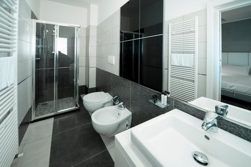 Junior Suite with Balcony (2 Adults) - Photo 17