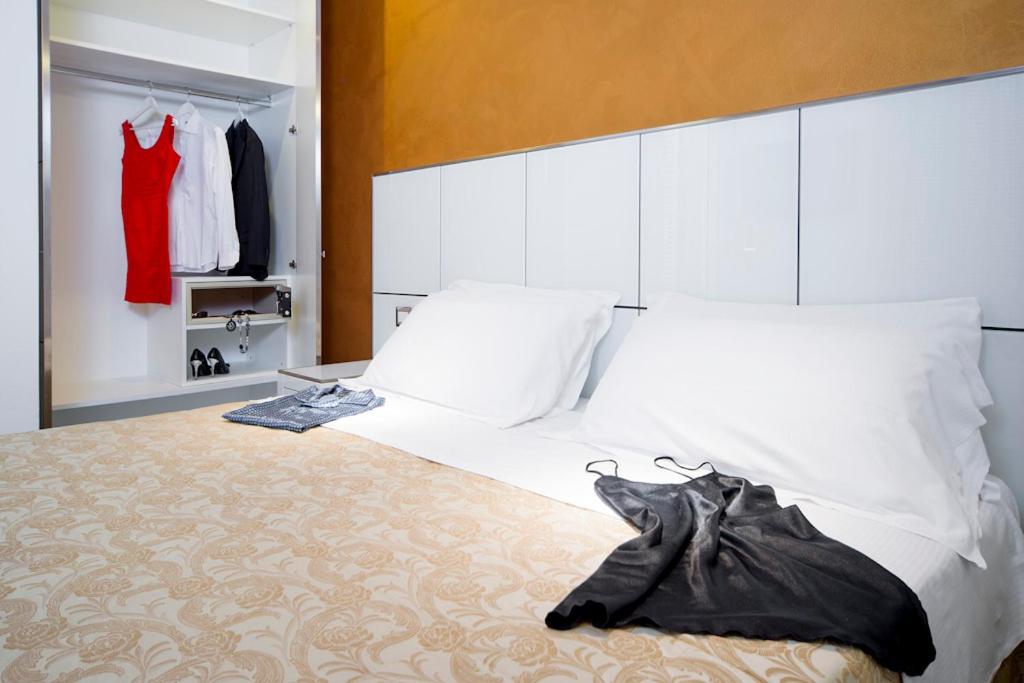 Junior Suite with Balcony (2 Adults) - Photo 5