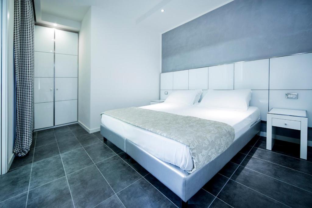 Junior Suite with Balcony (2 Adults) - Photo 1