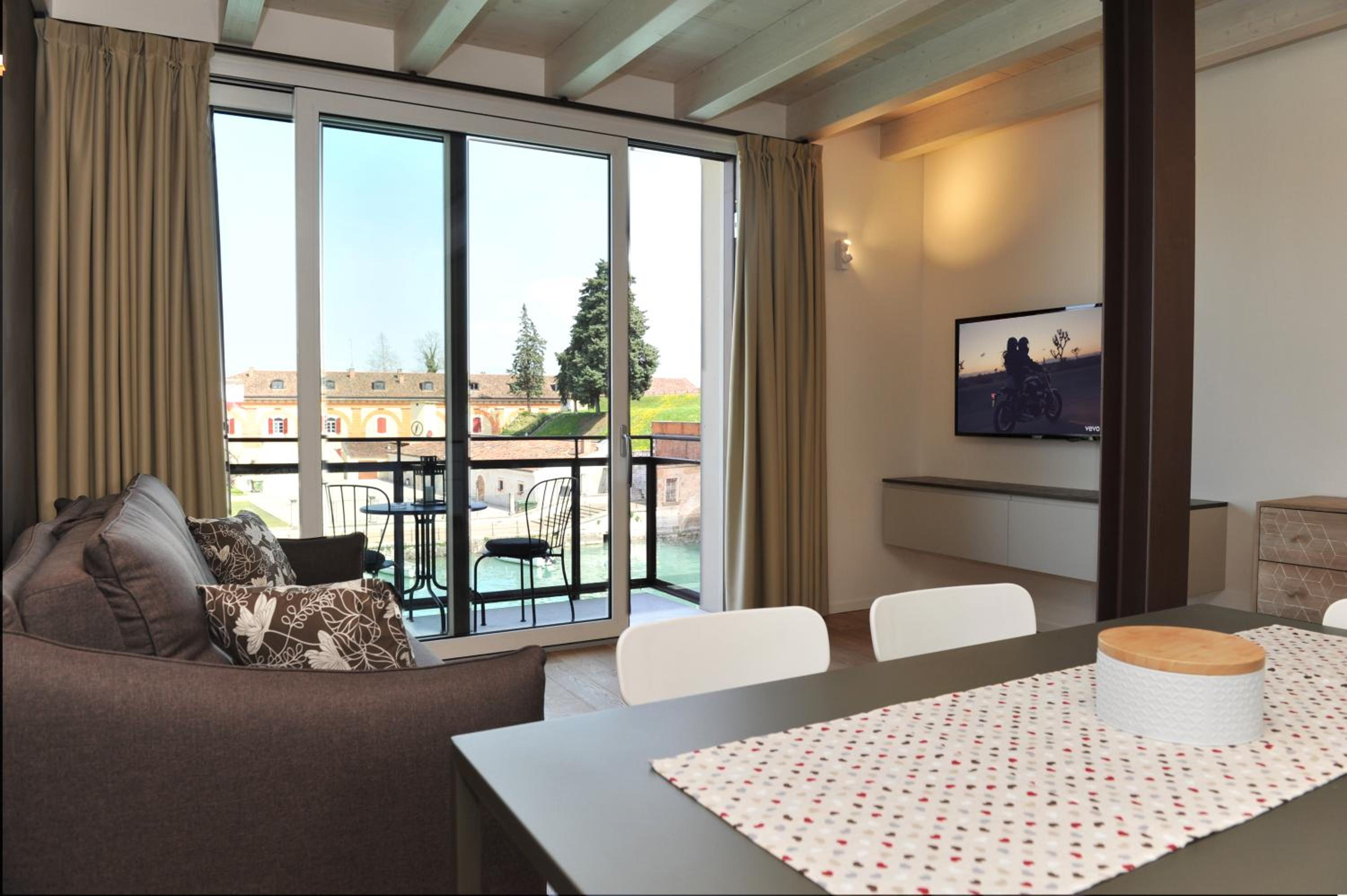 Deluxe One-Bedroom Apartment with City View photo 1
