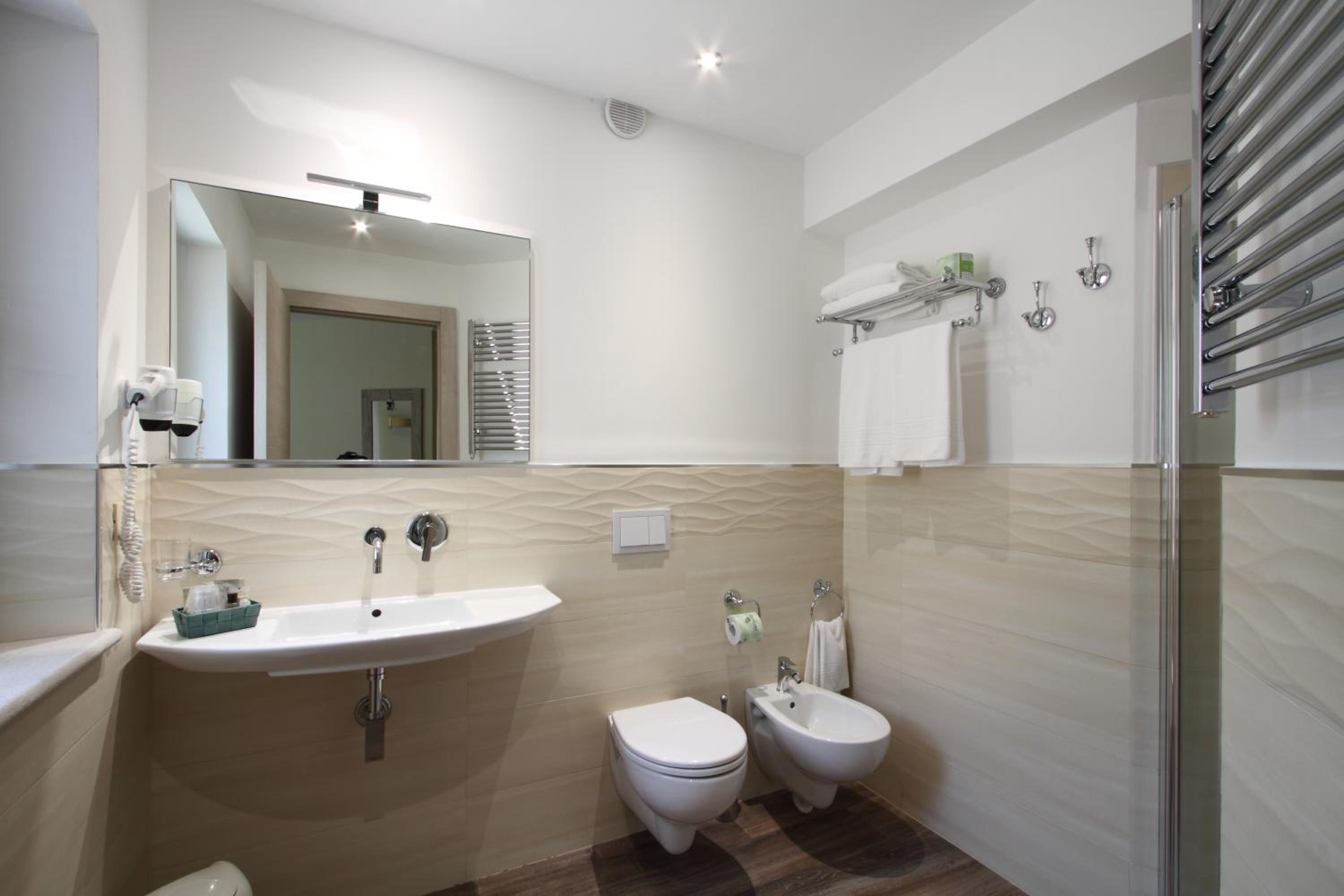 Deluxe Double Room with Balcony - Photo 5