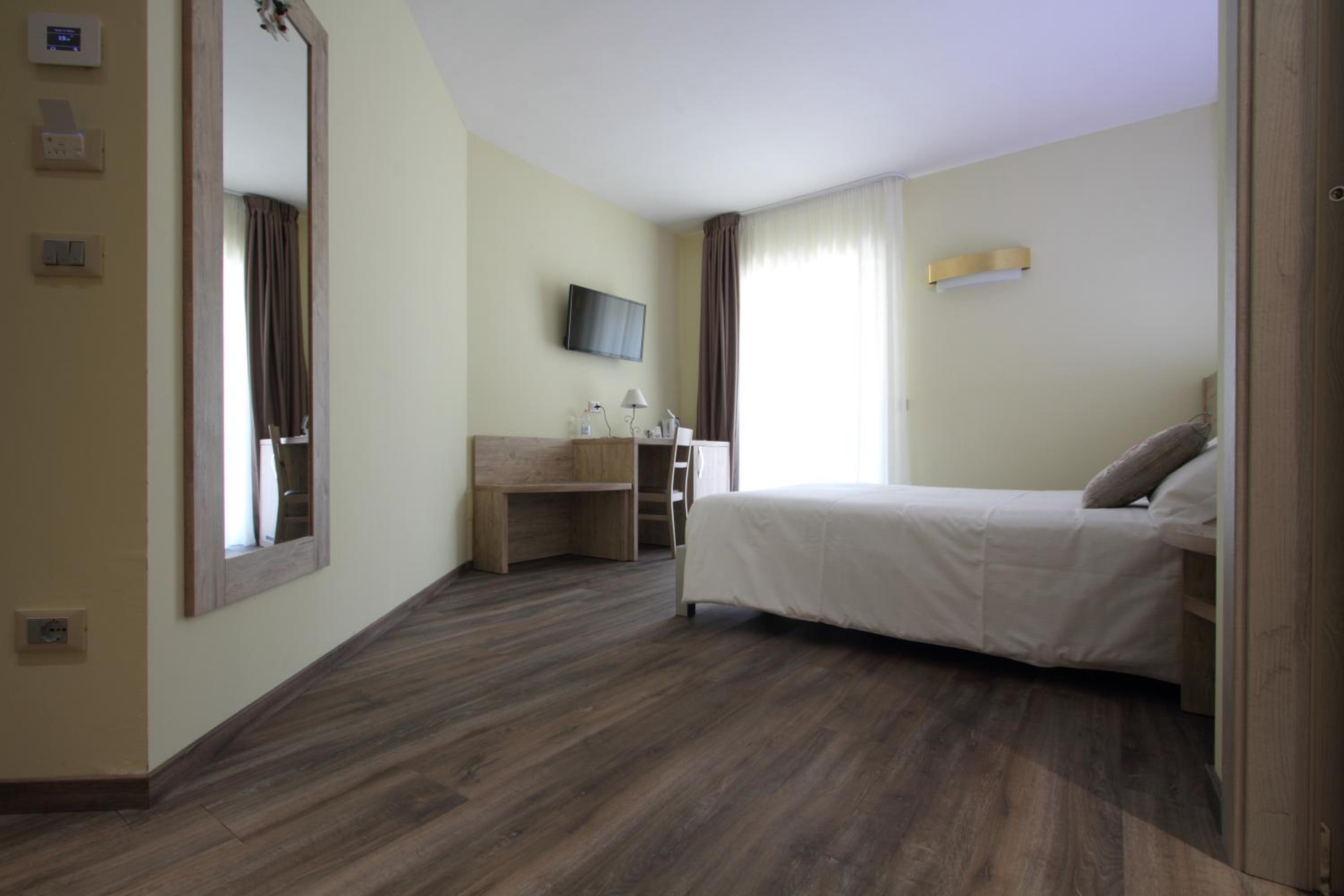 Deluxe Double Room with Balcony - Photo 7