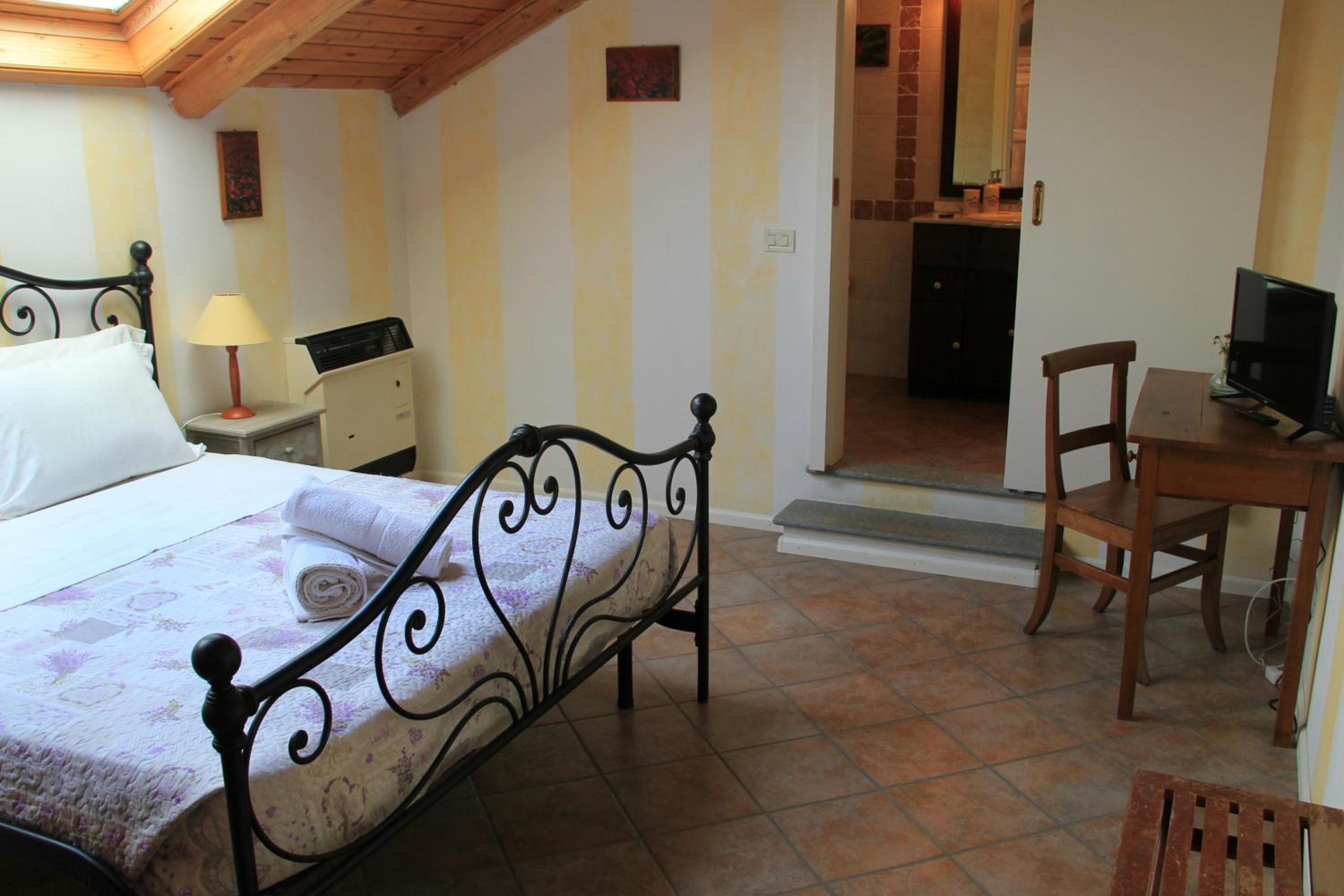 Double Room with Private Bathroom photo 1