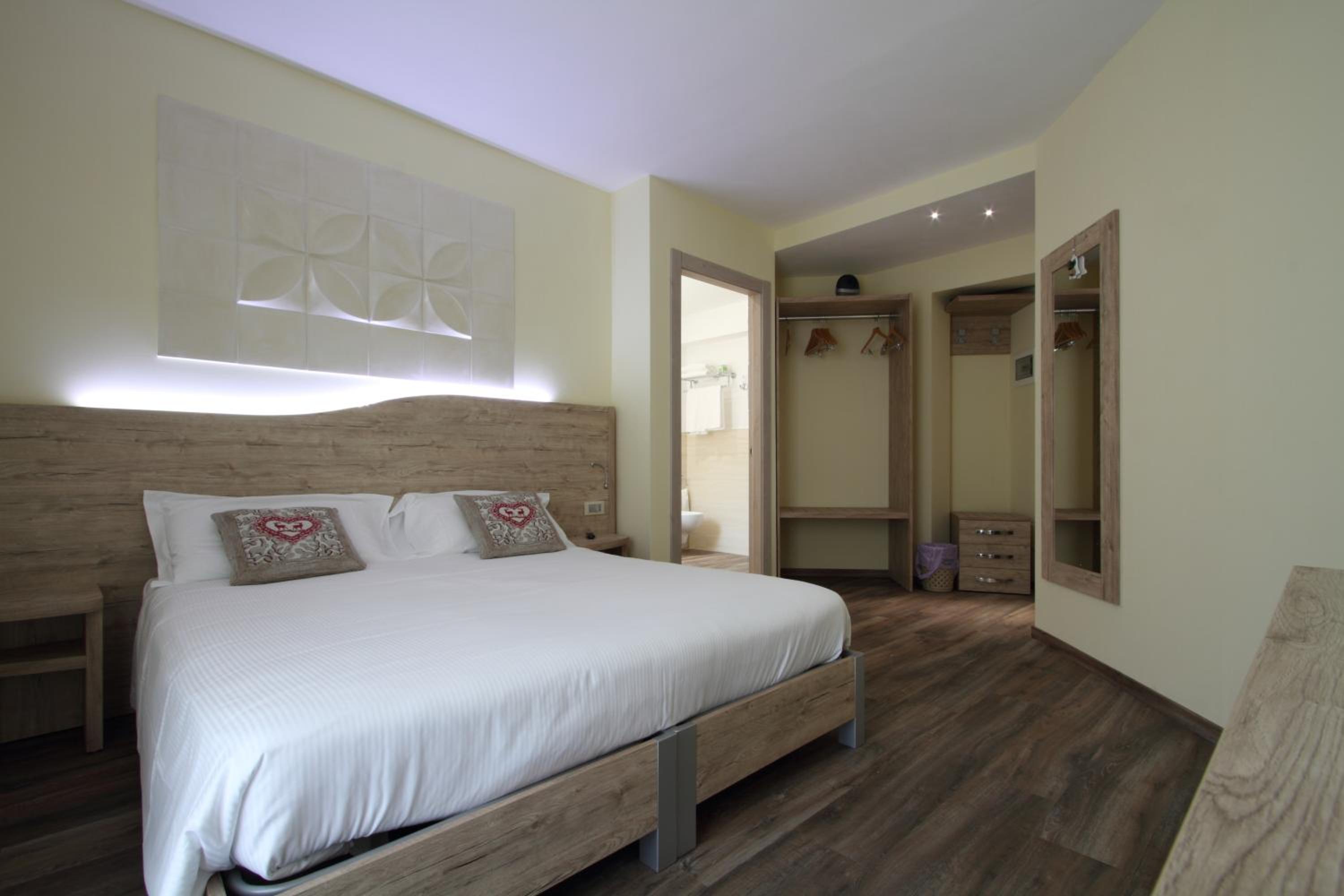 Deluxe Double Room with Balcony - Photo 8