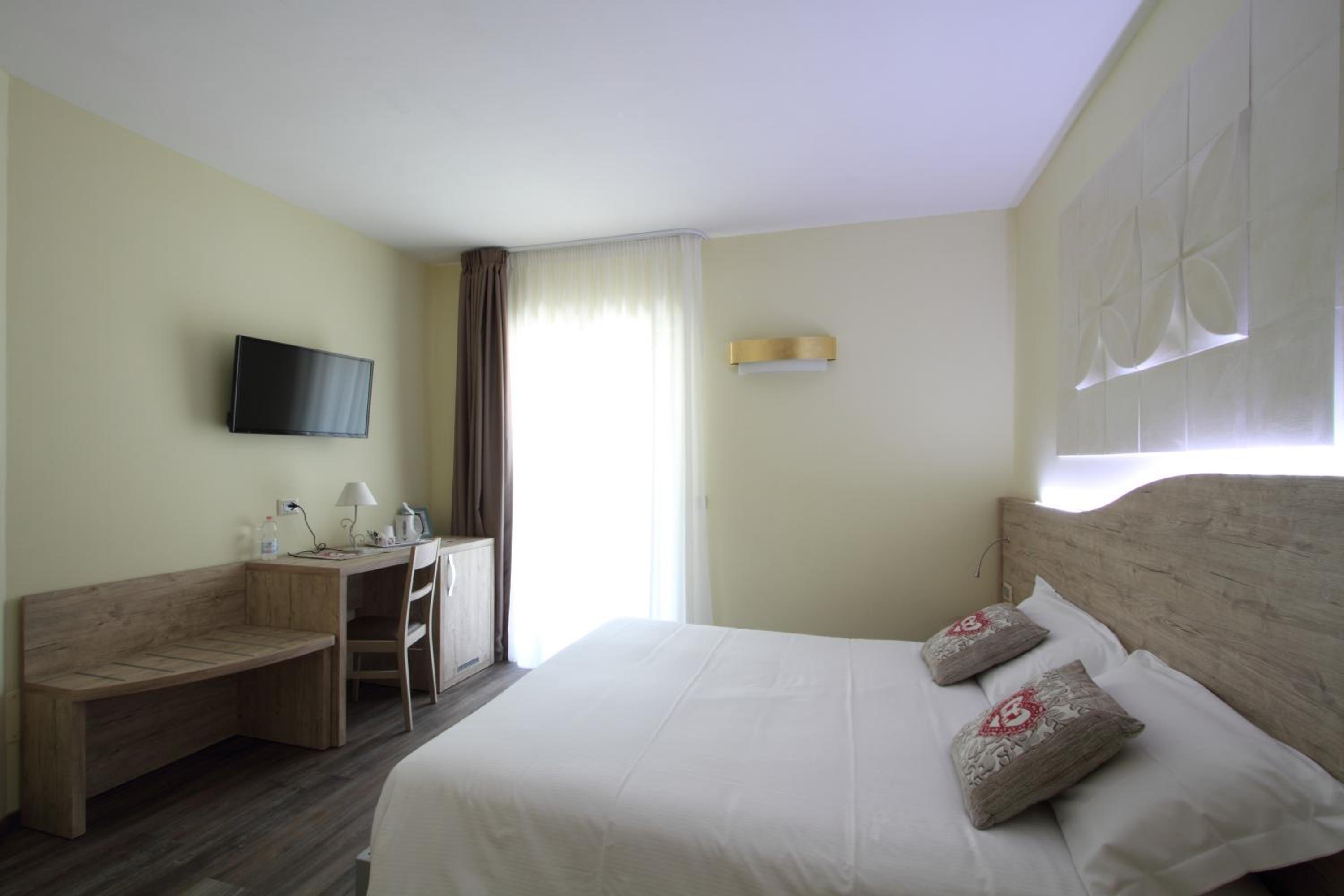 Deluxe Double Room with Balcony - Photo 9