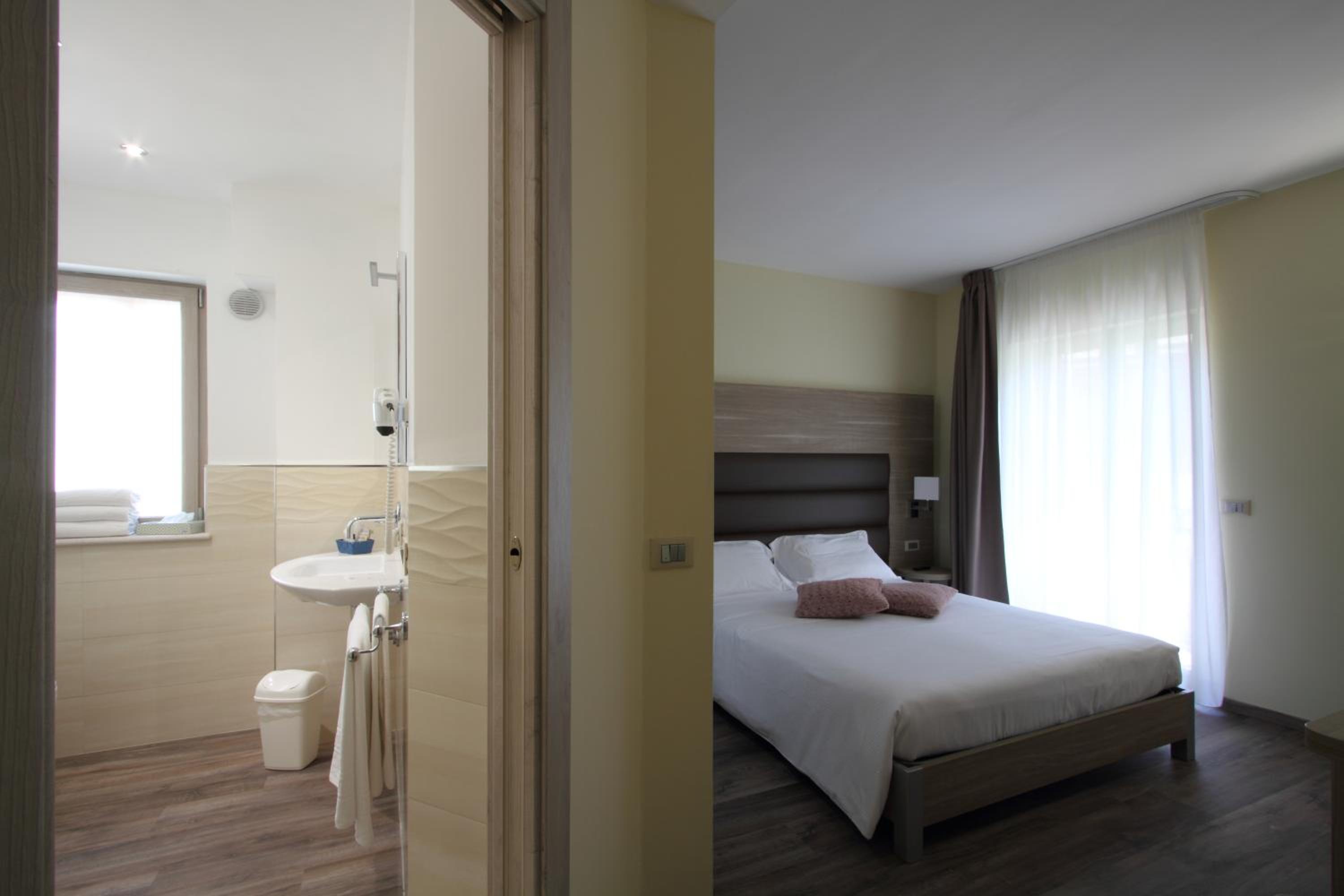 Junior Suite with Balcony - Photo 9