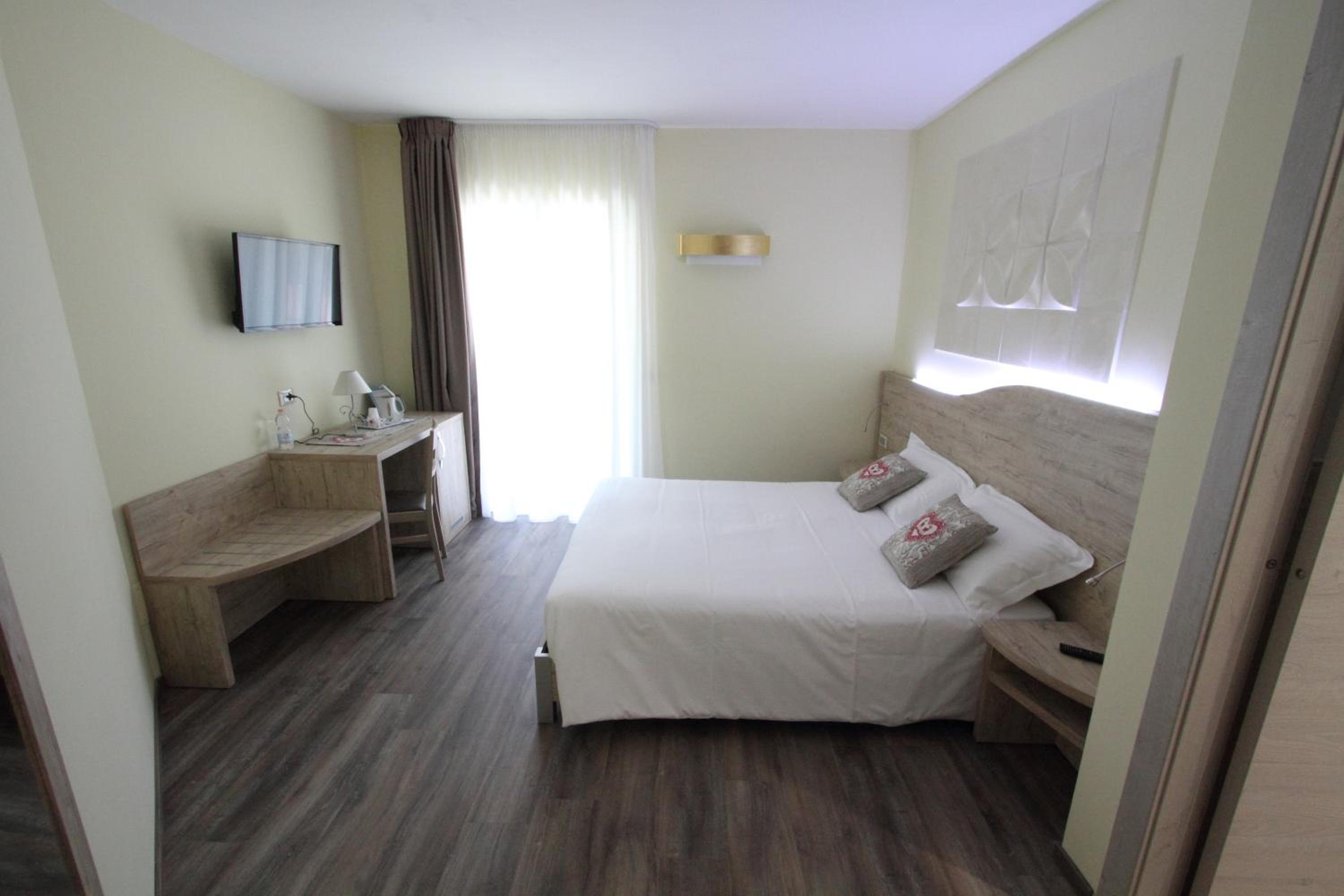 Deluxe Double Room with Balcony - Photo 2