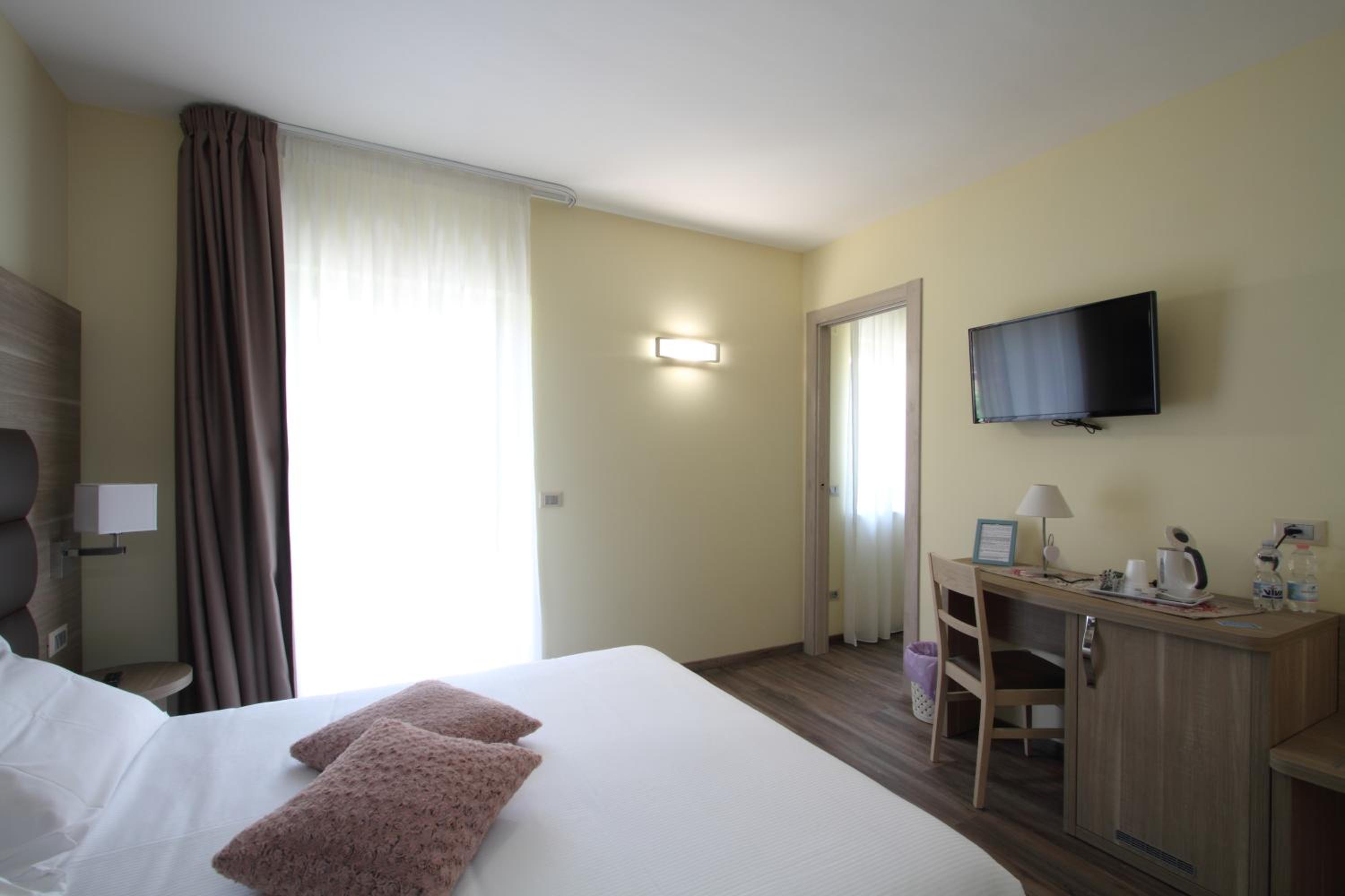 Junior Suite with Balcony - Photo 6