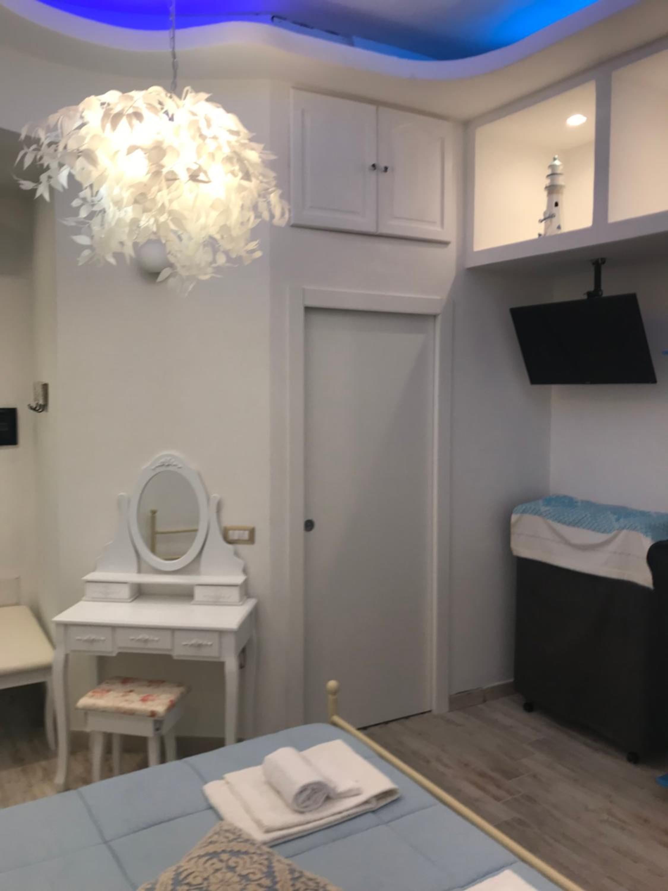 Deluxe Double Room (2 Adults + 1 Child) - Photo 1