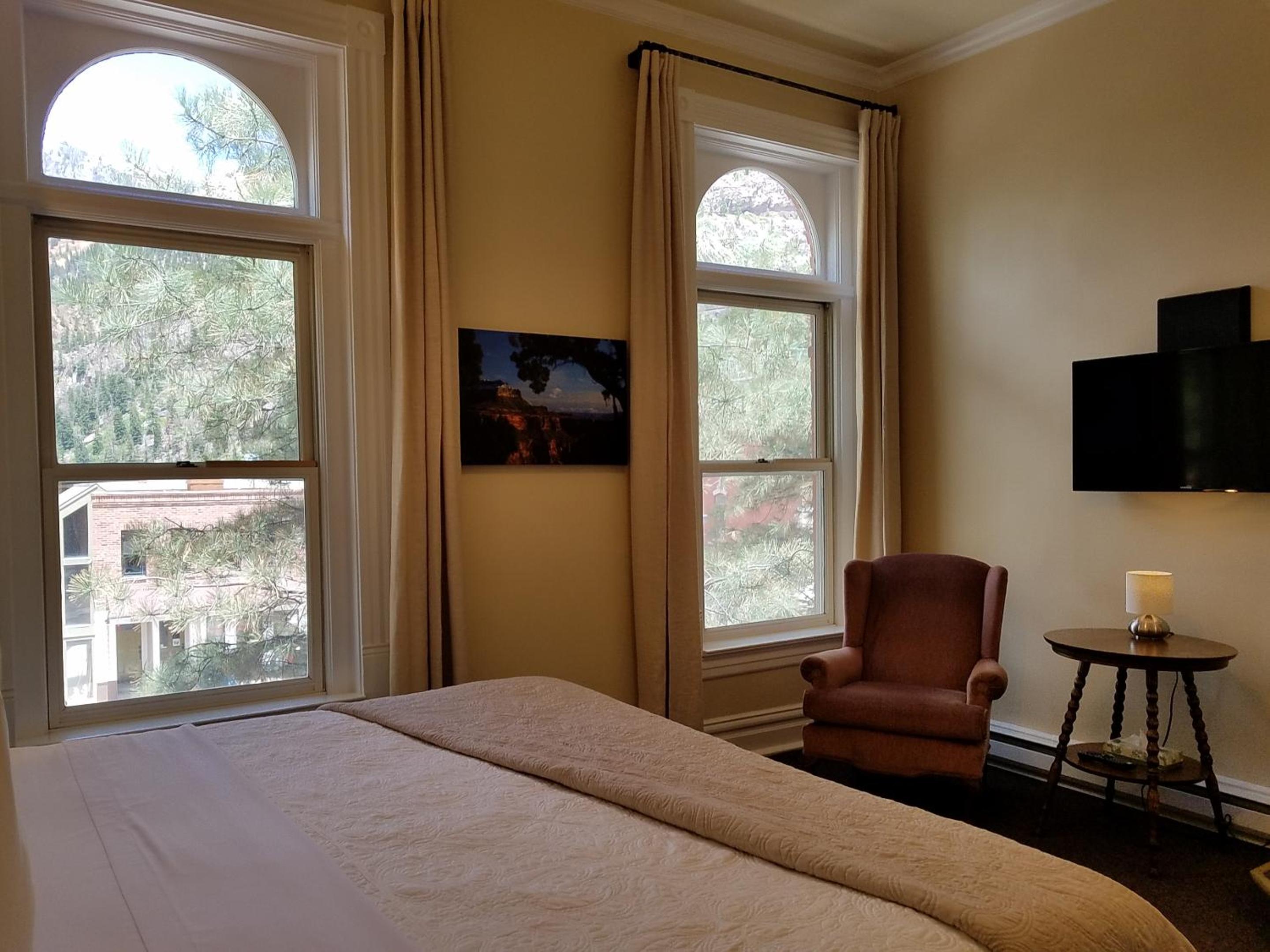Deluxe King Suite photo 3