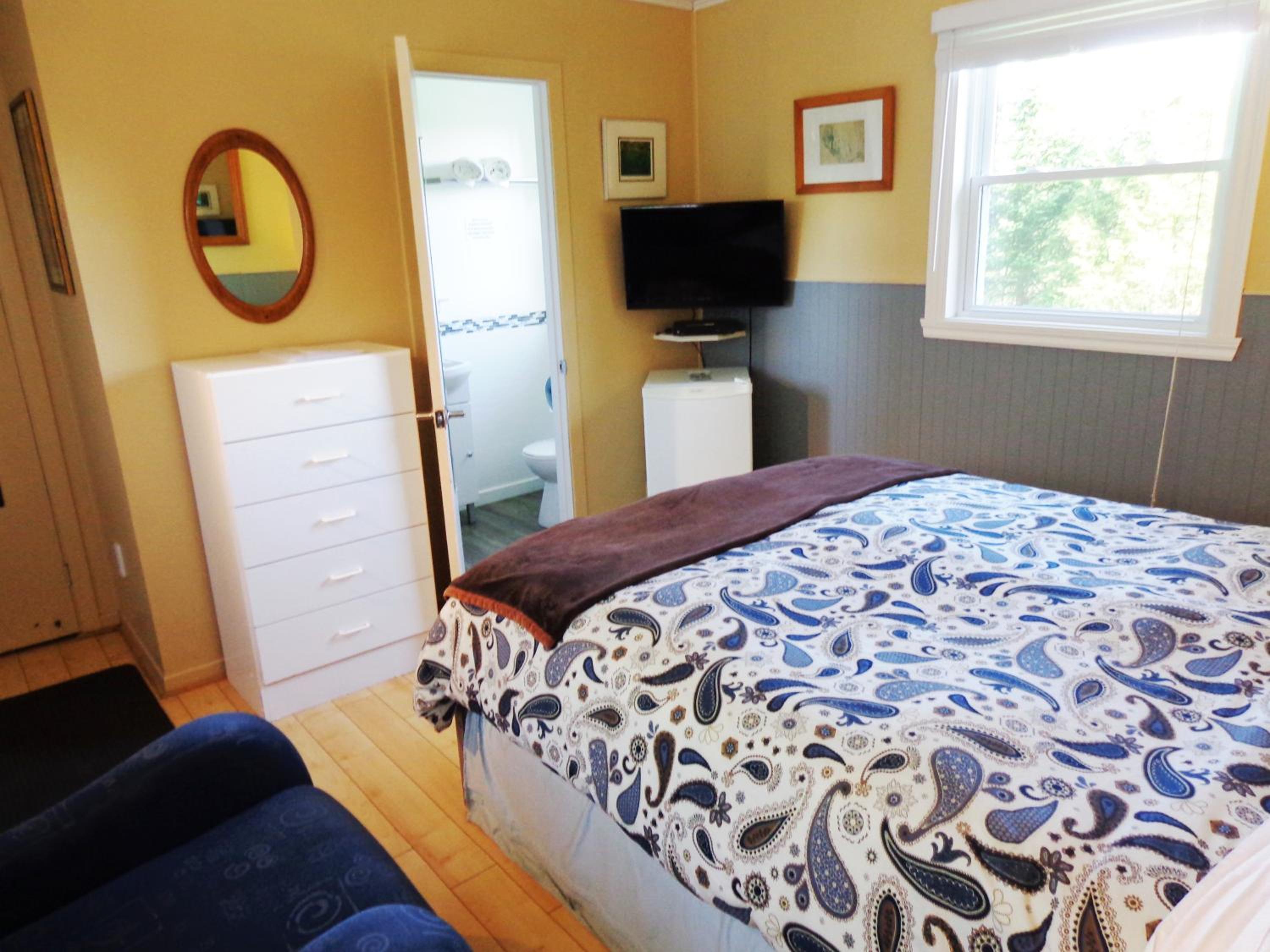 Queen Room with Lake View - Adults Only photo 2