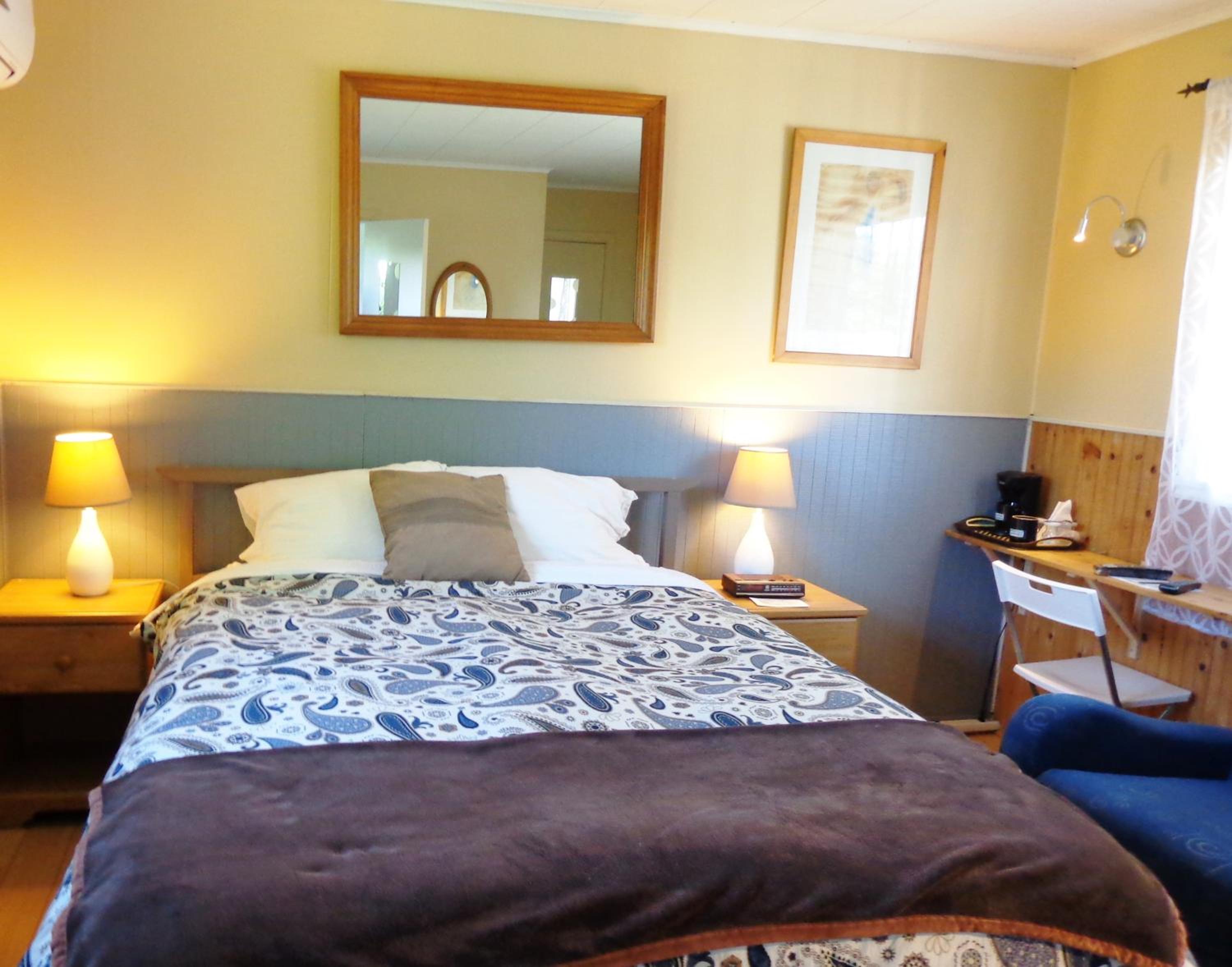 Queen Room with Lake View - Adults Only photo 3