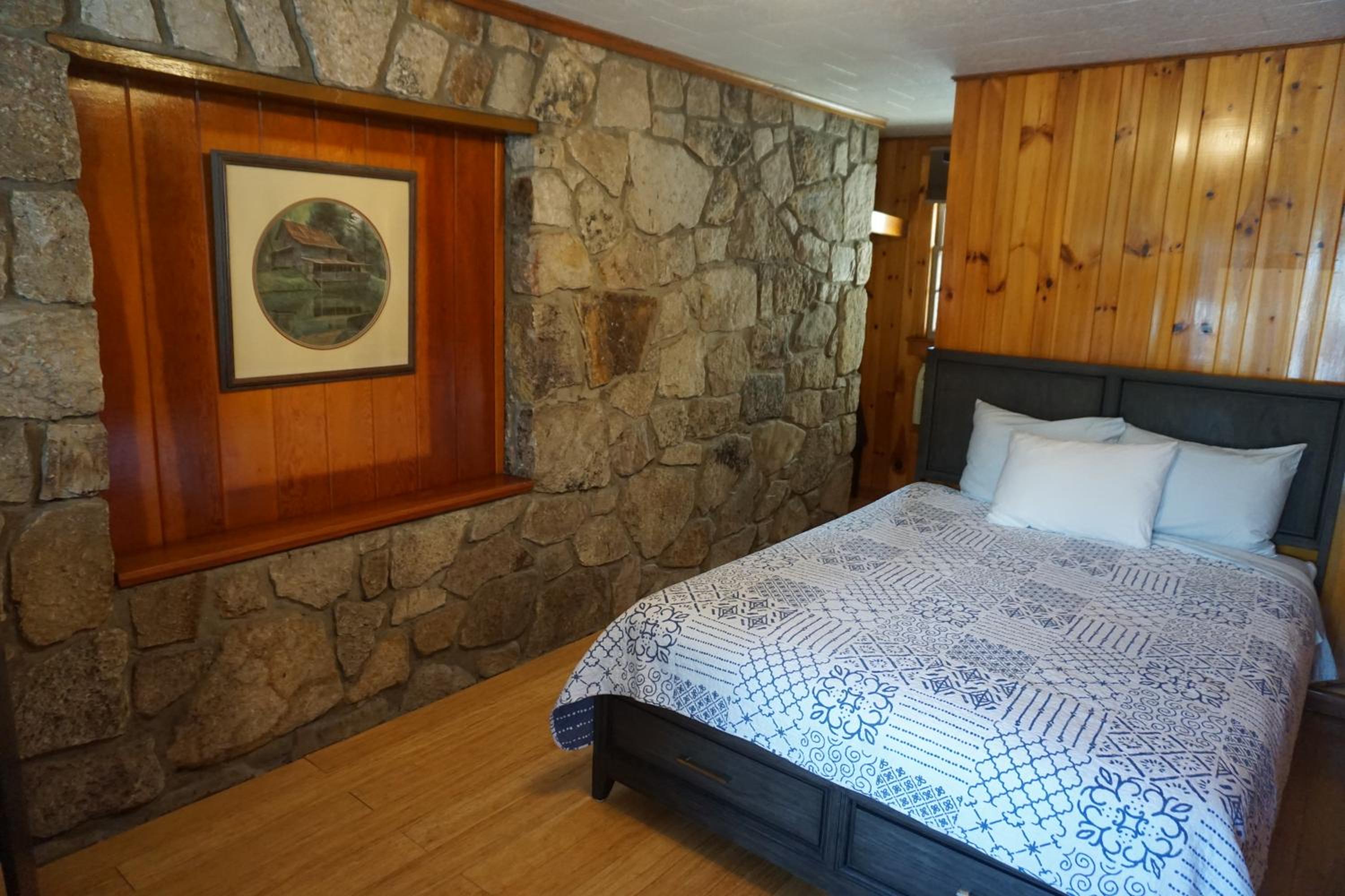 Superior Queen Room - One Queen Bed photo 2