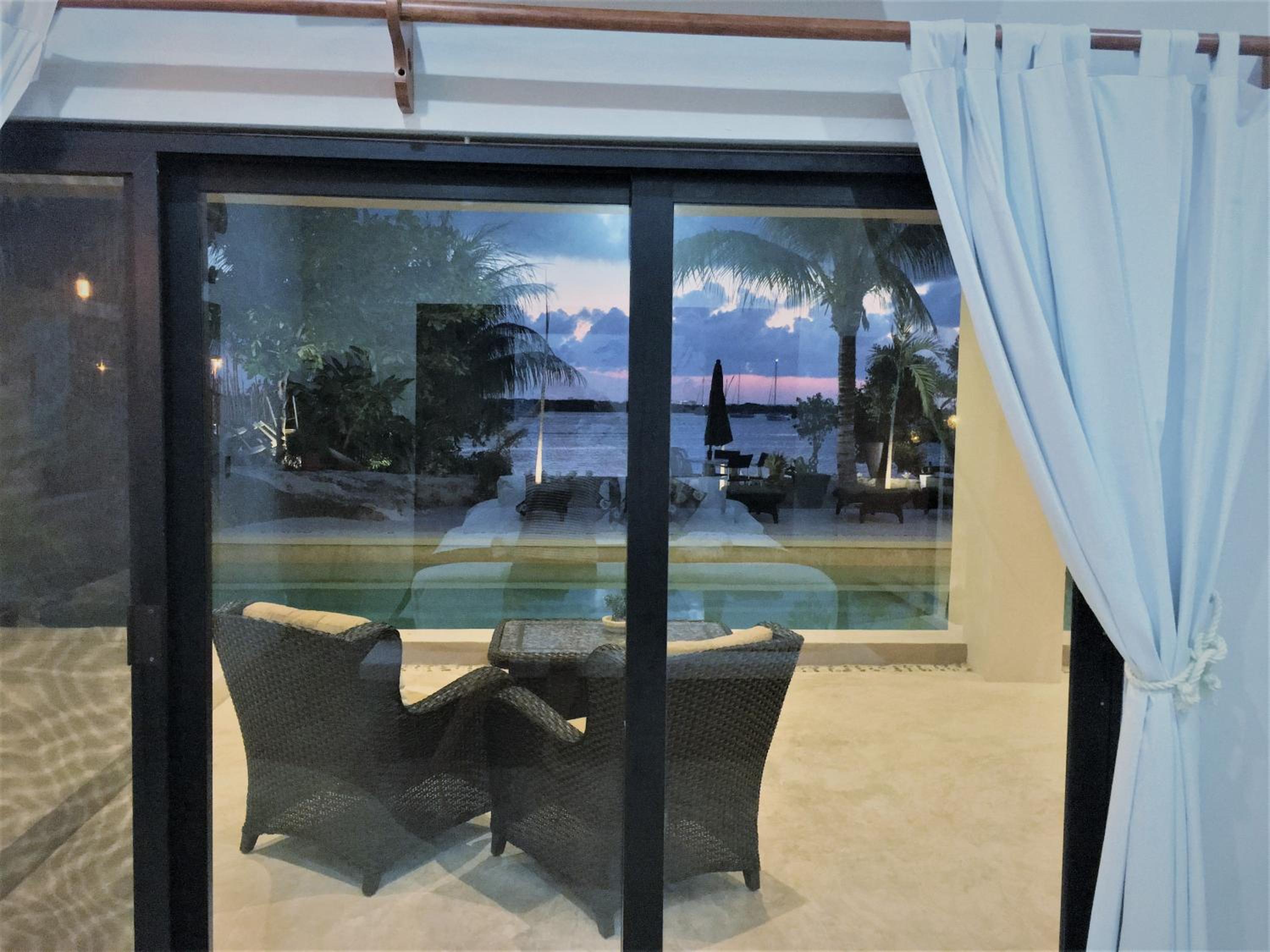 Deluxe Suite with Sea View - Photo 10