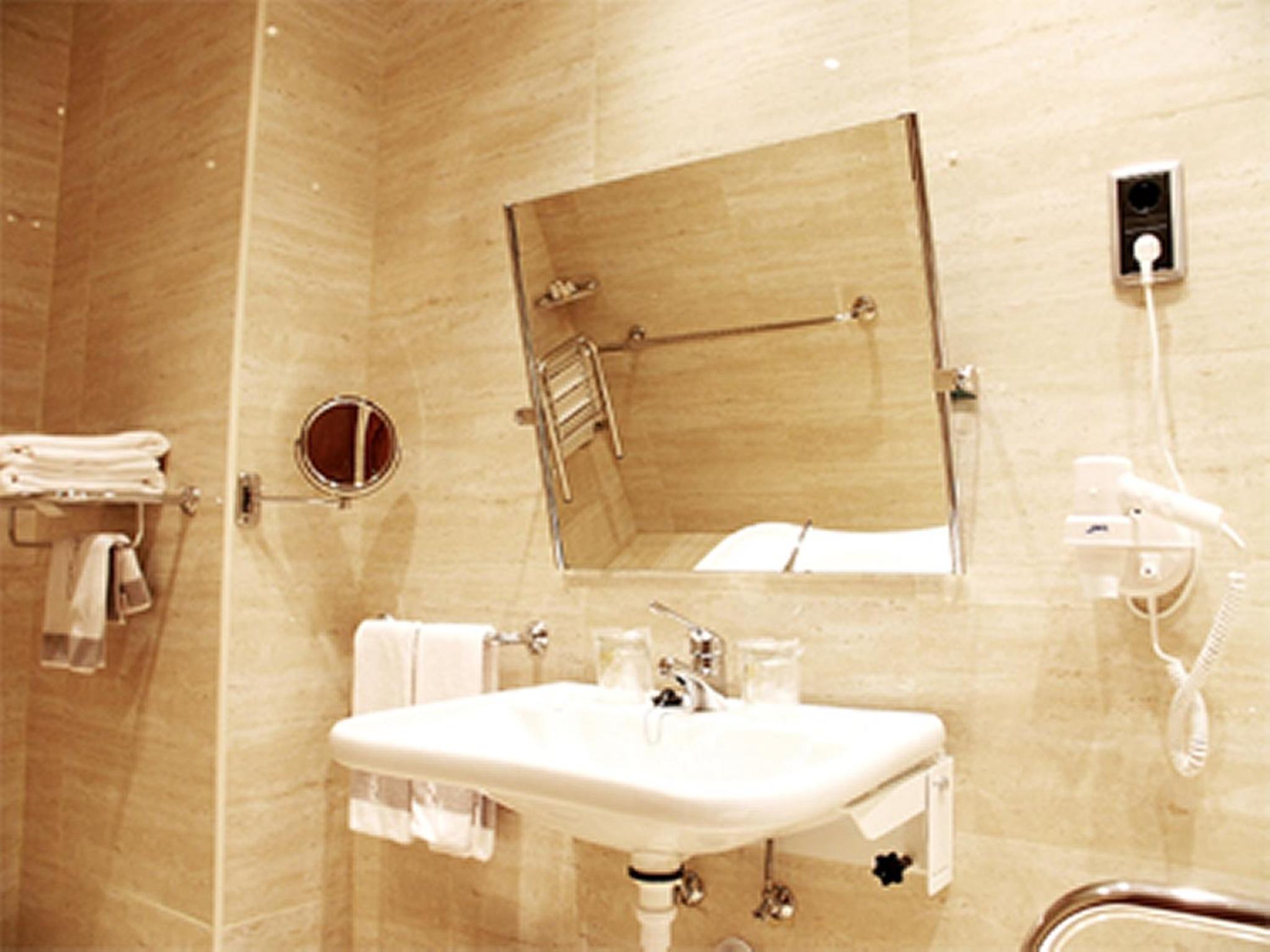 Double or Twin Room - Disabled Access - Photo 8