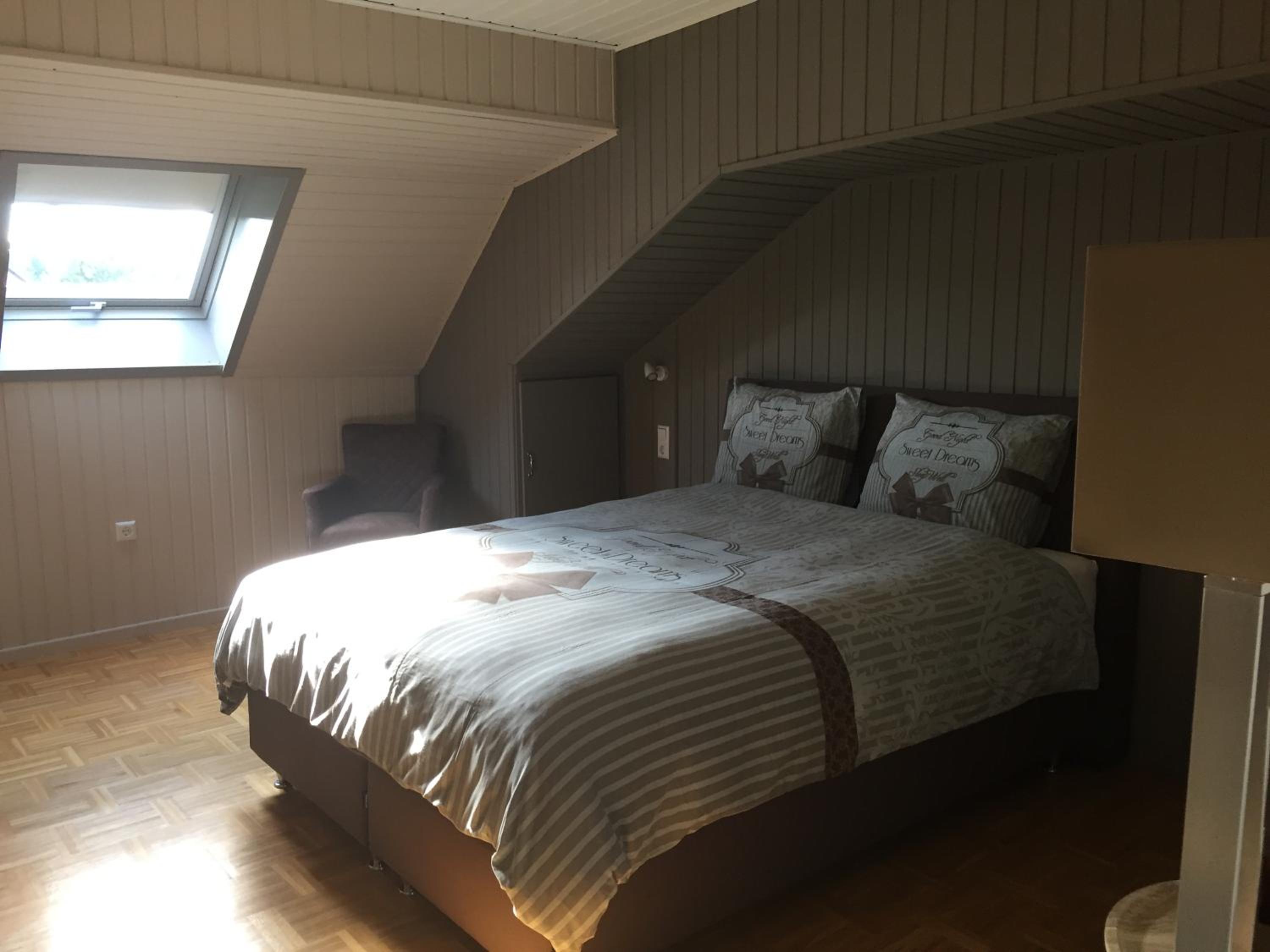 Deluxe Double Room with Shower - Photo 6