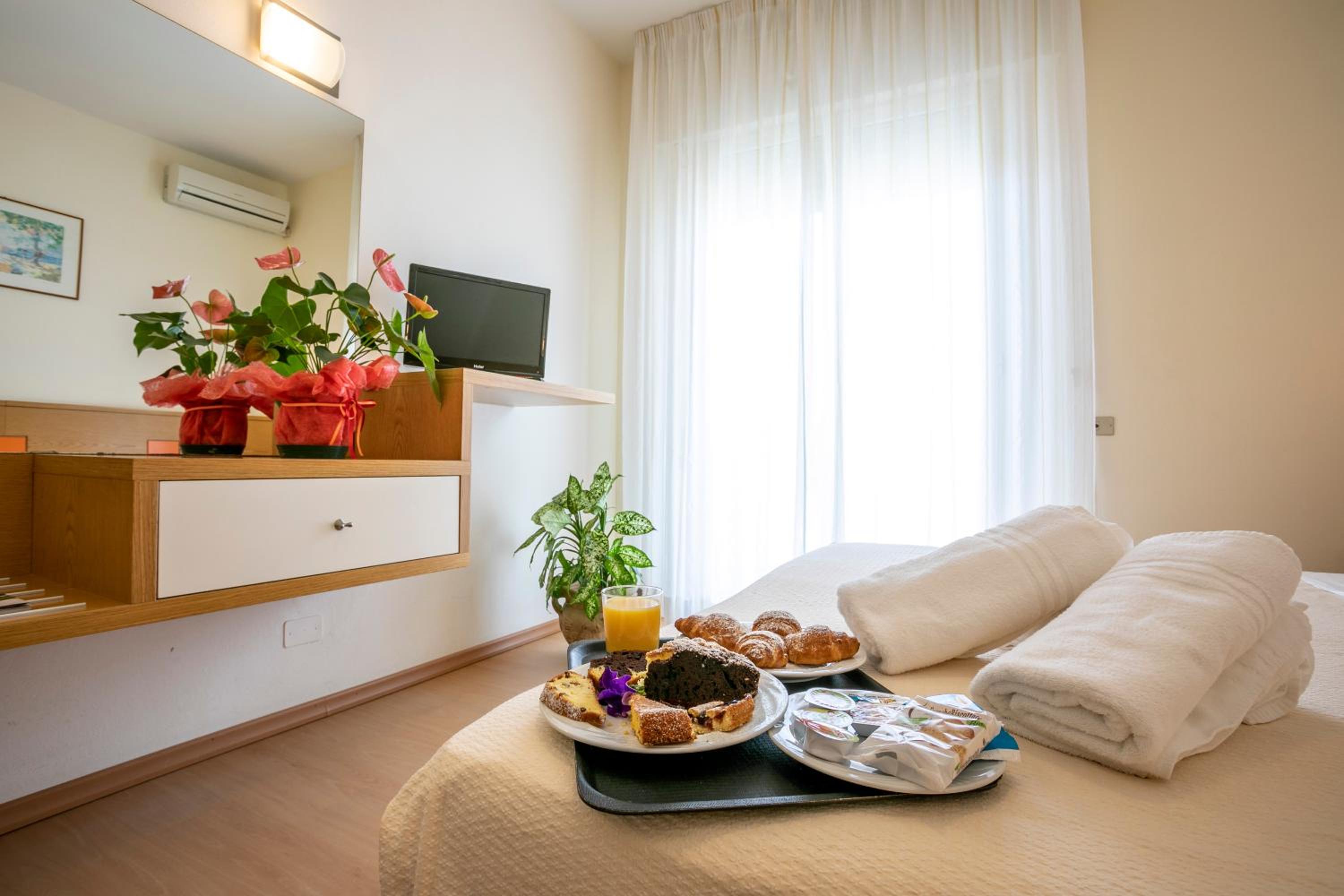 Double or Twin Room with Sea View - Photo 1