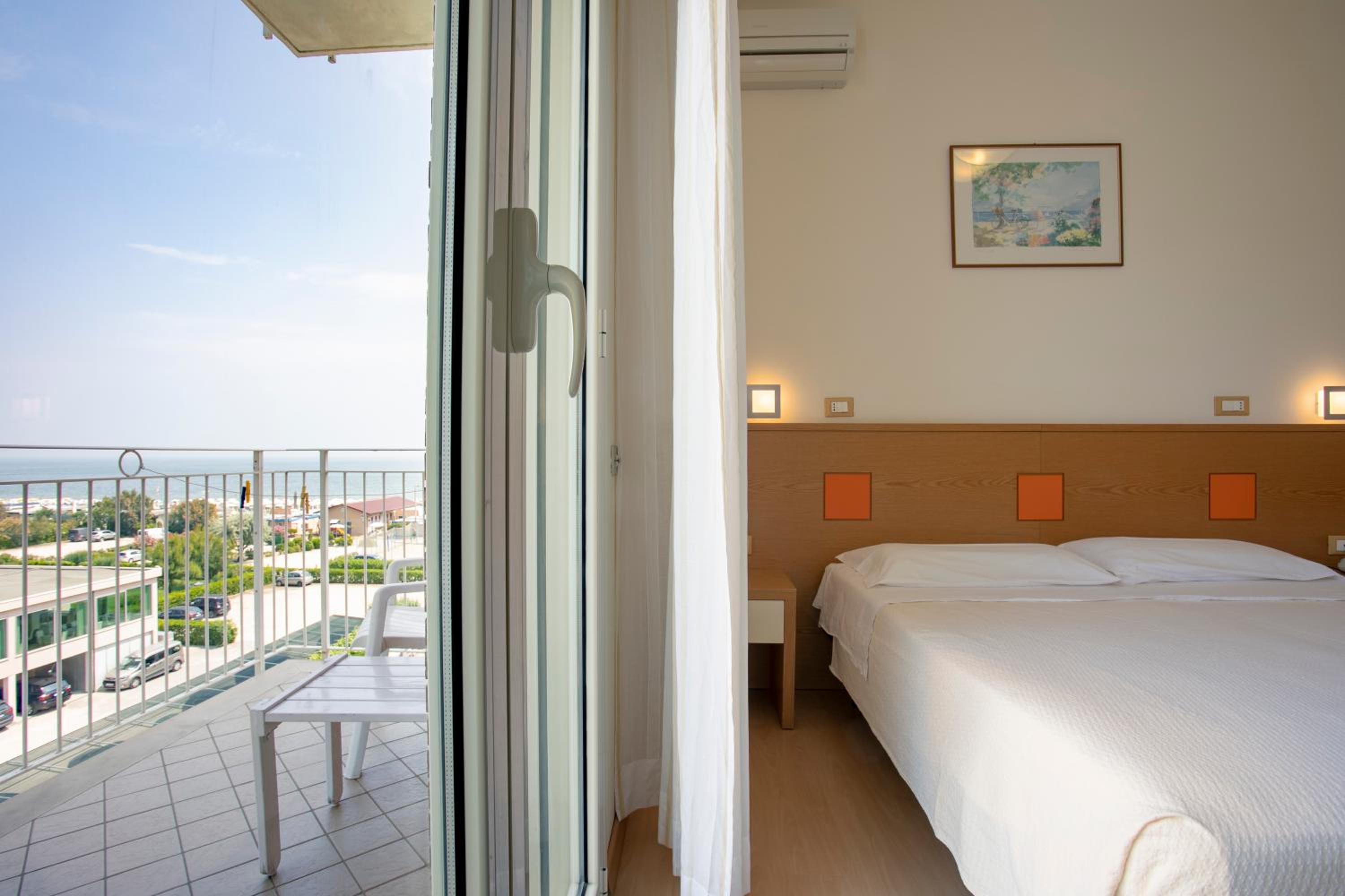 Double or Twin Room with Sea View - Photo 4