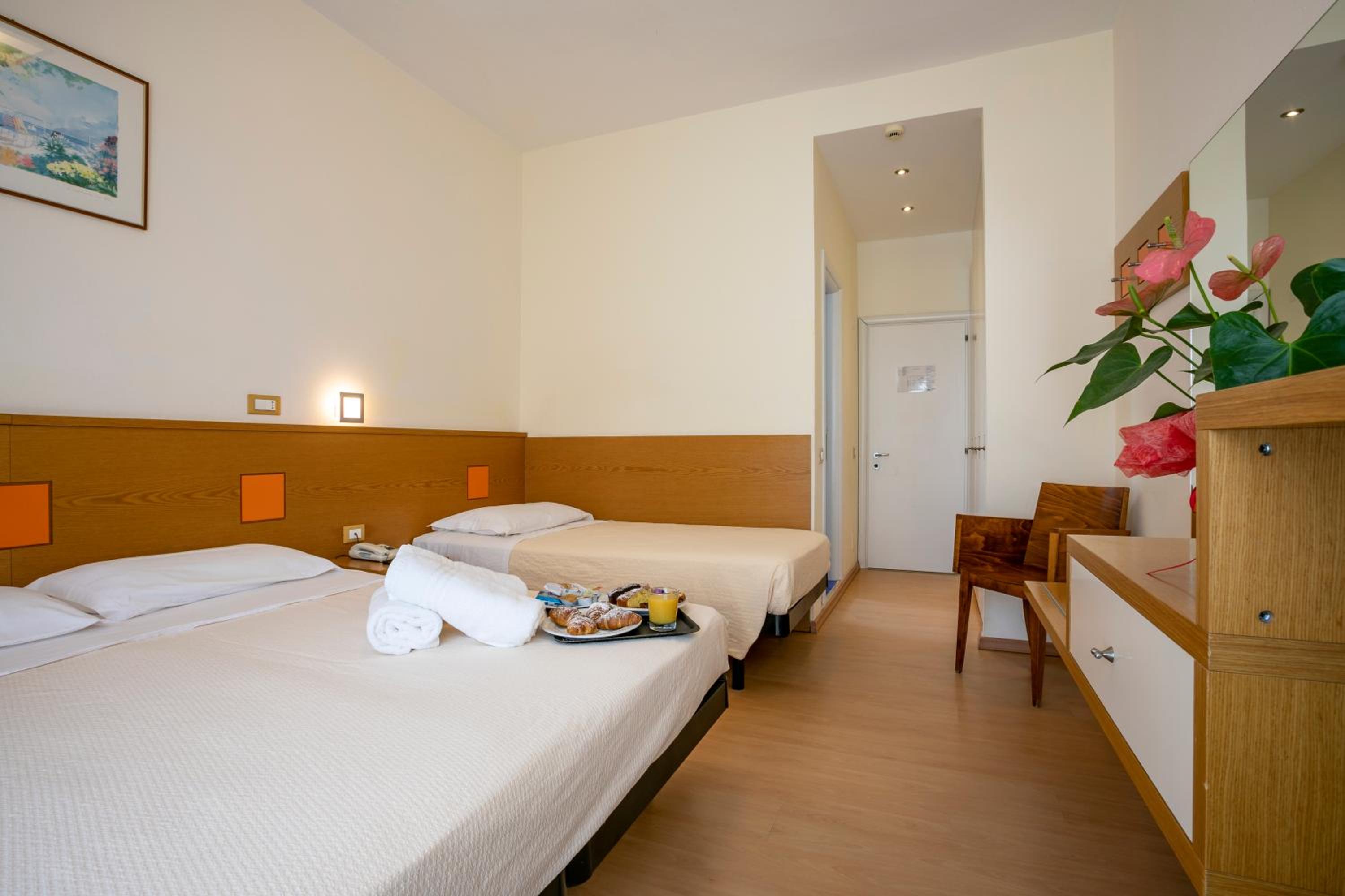 Double or Twin Room with Sea View - Photo 6