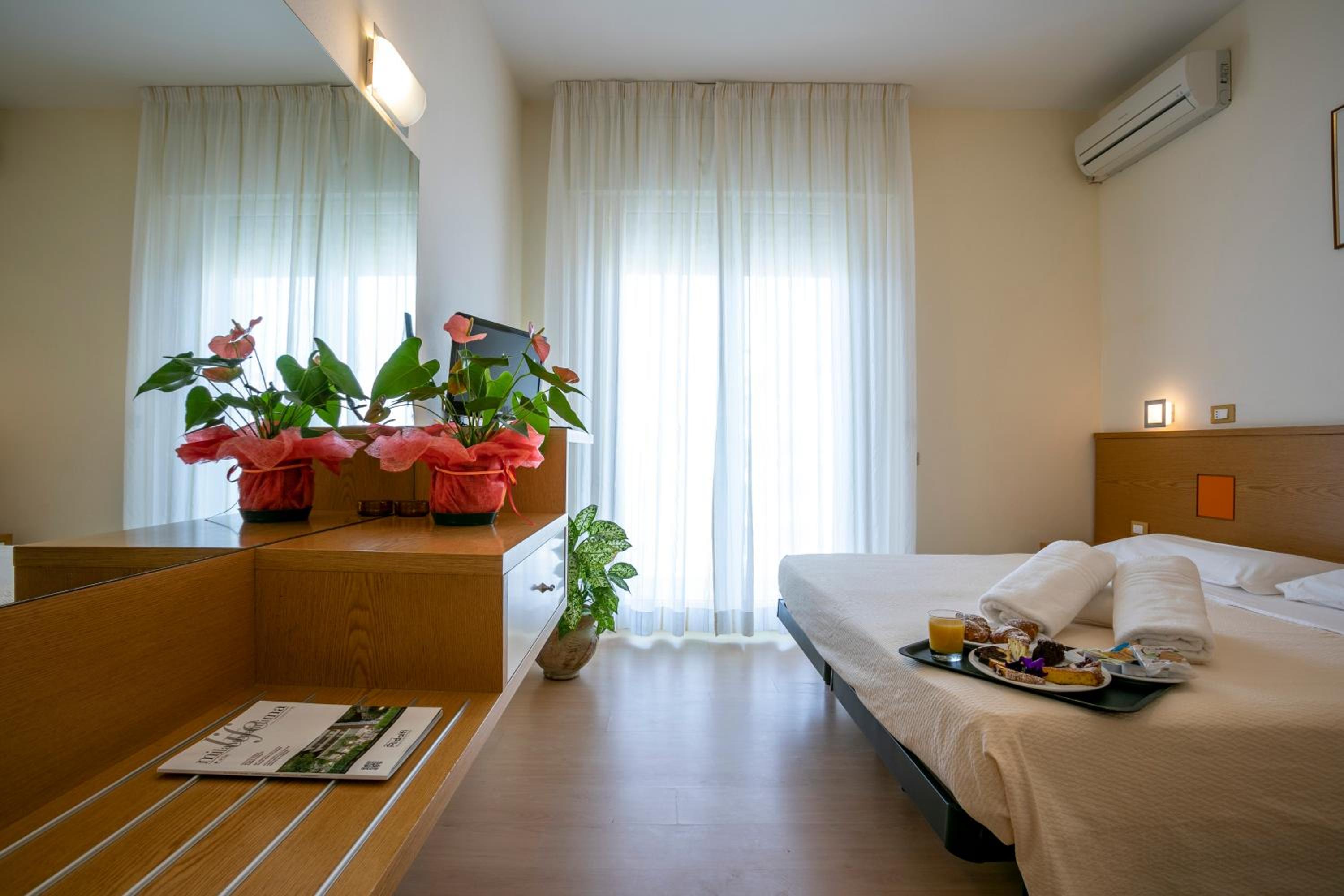 Double or Twin Room with Sea View - Photo 5