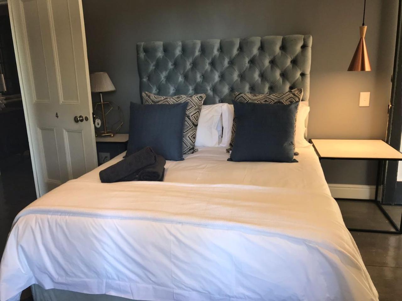 Queen Room photo 2