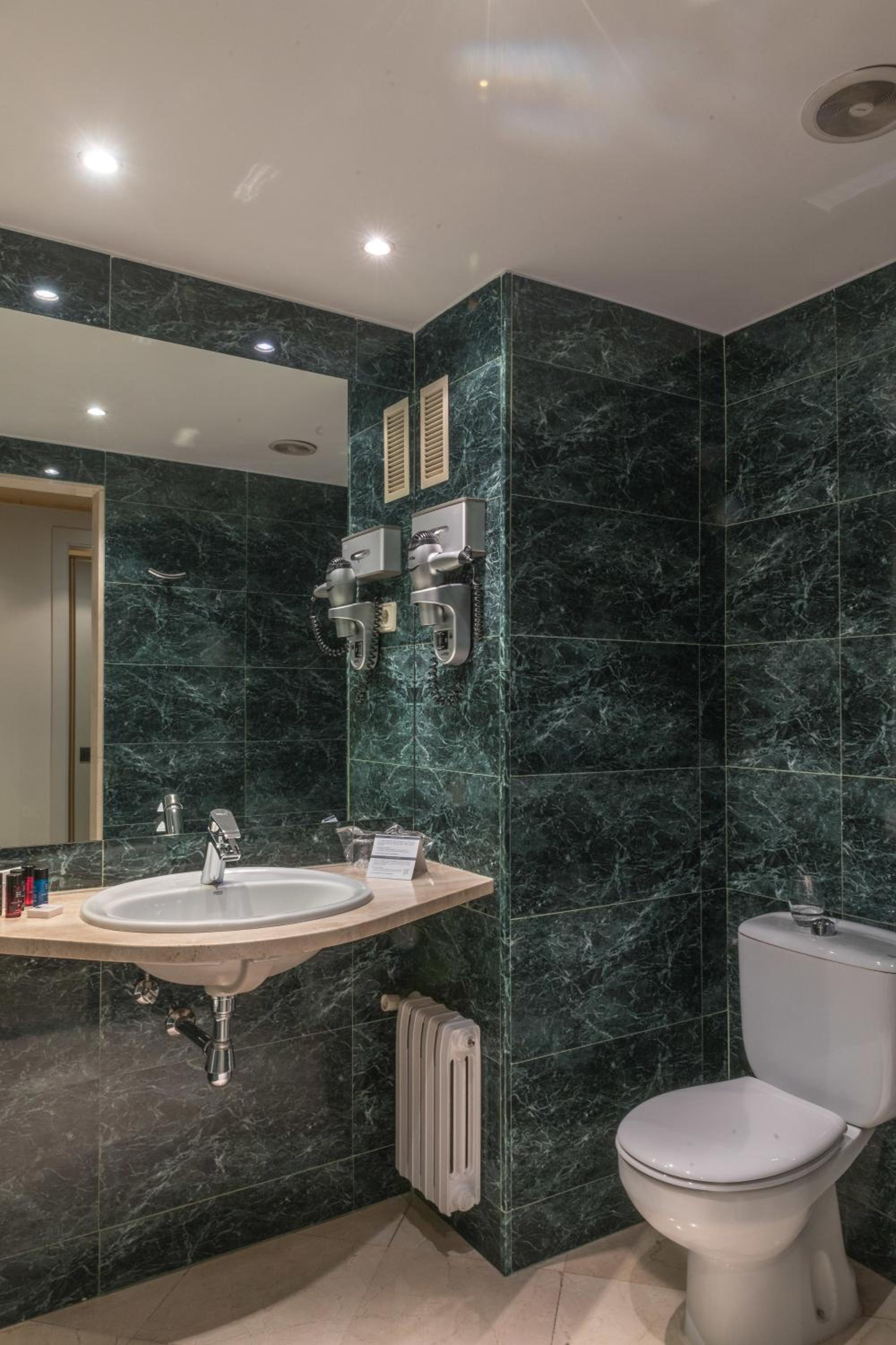 Standard Double or Twin Room photo 3