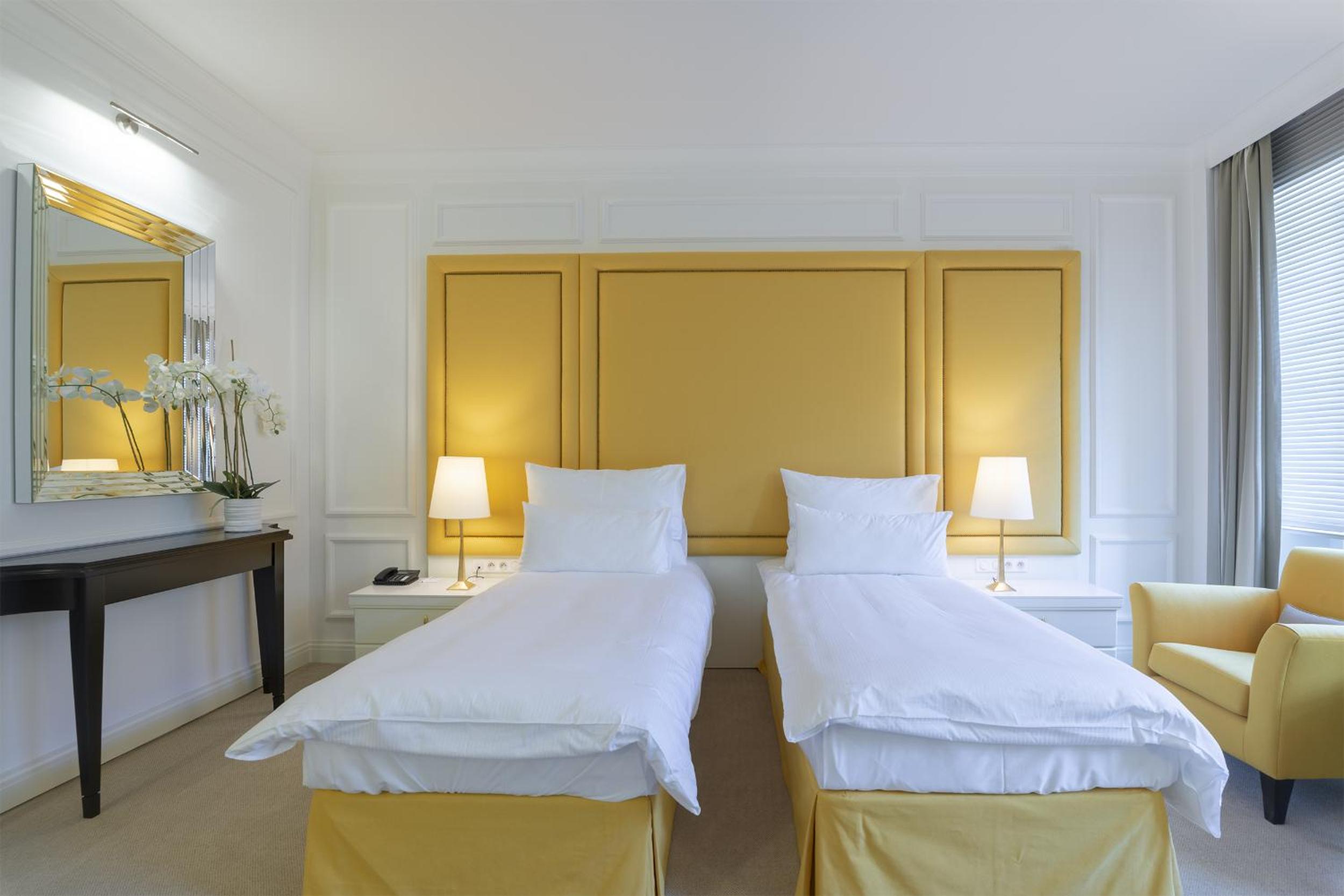 Double or Twin Room with City View photo 2