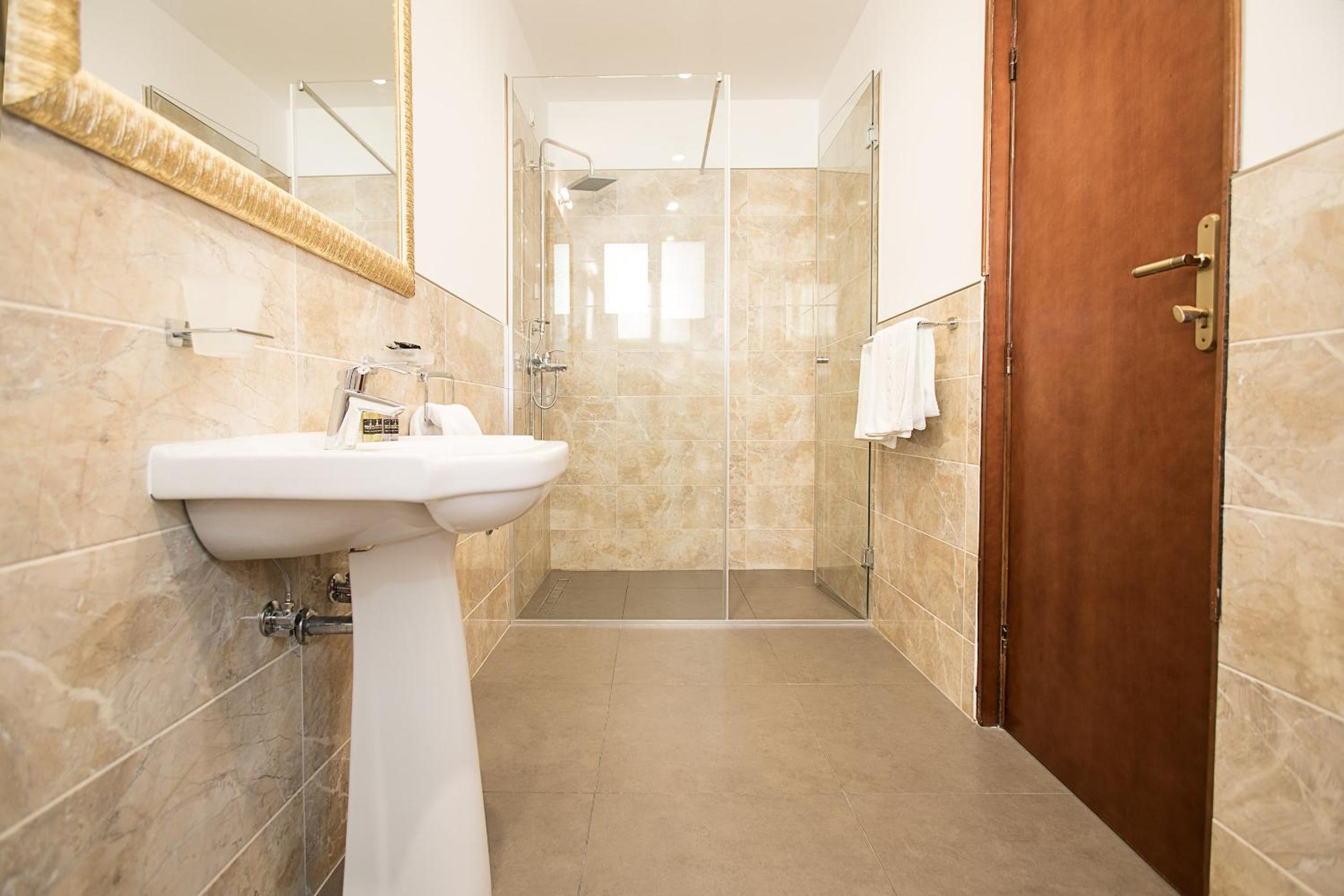 Suite - Photo 3