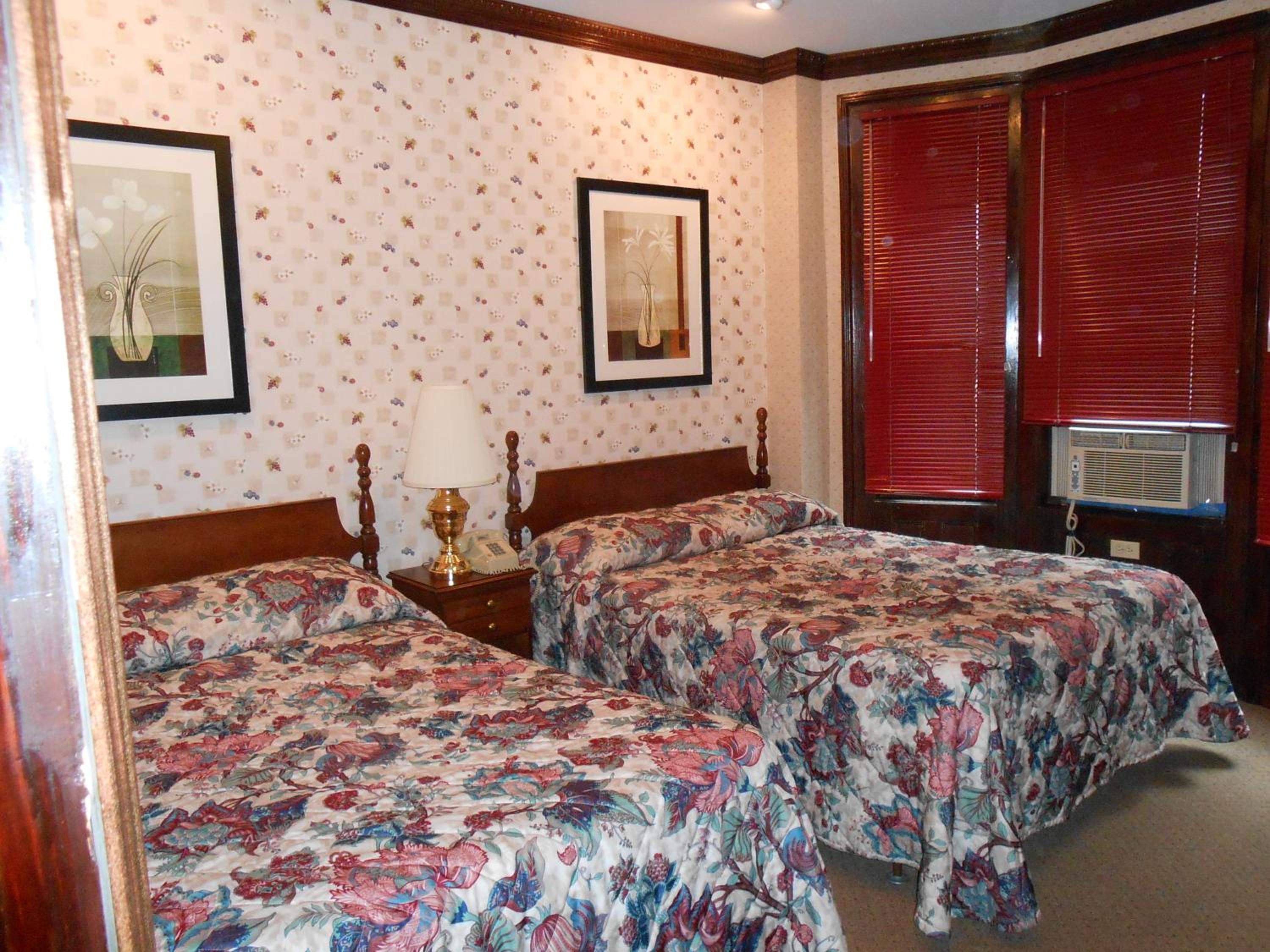 Double Room with Two Double Beds and Private Bathroom photo 3
