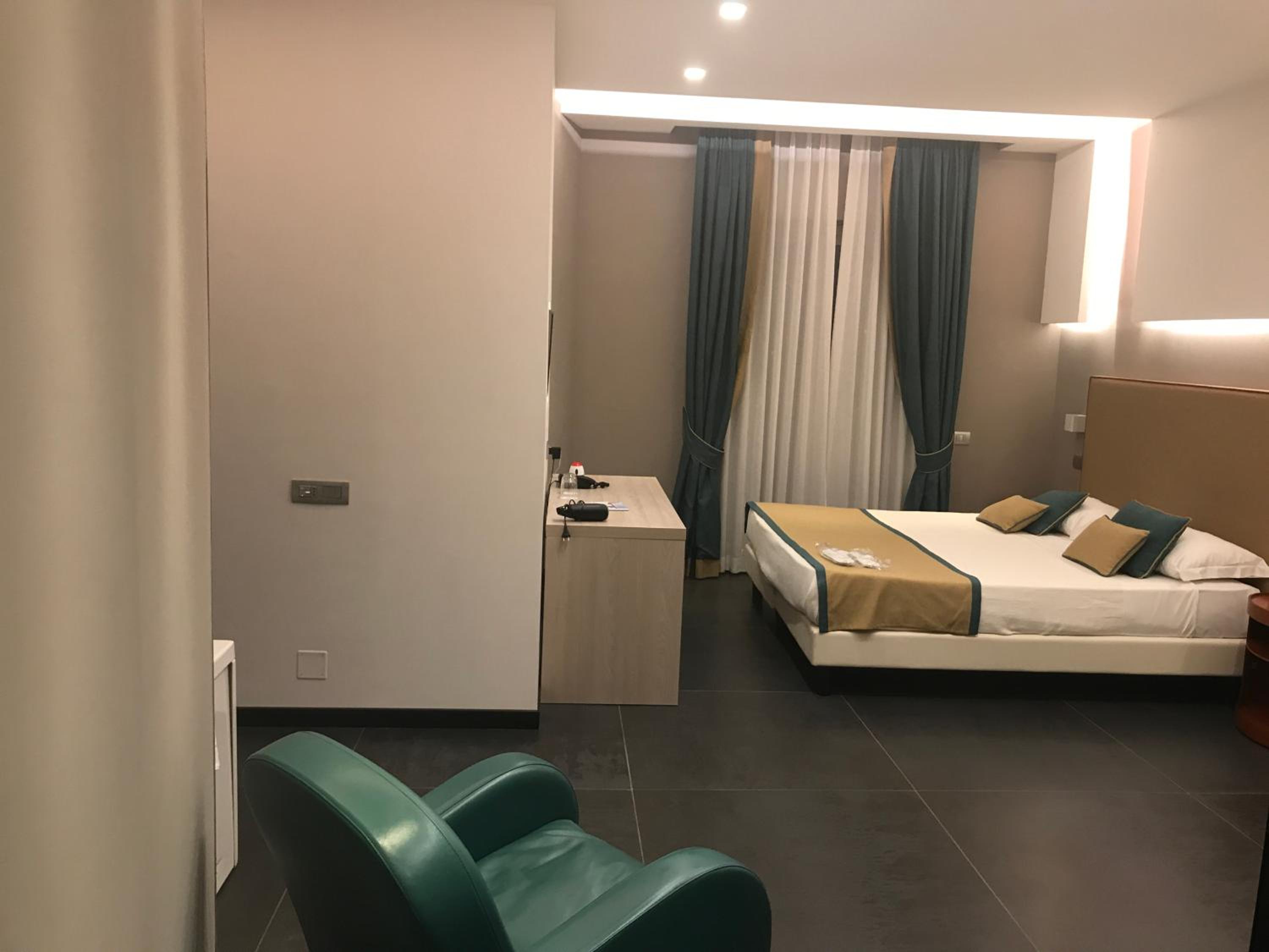 Queen Suite with Spa Bath - Photo 2