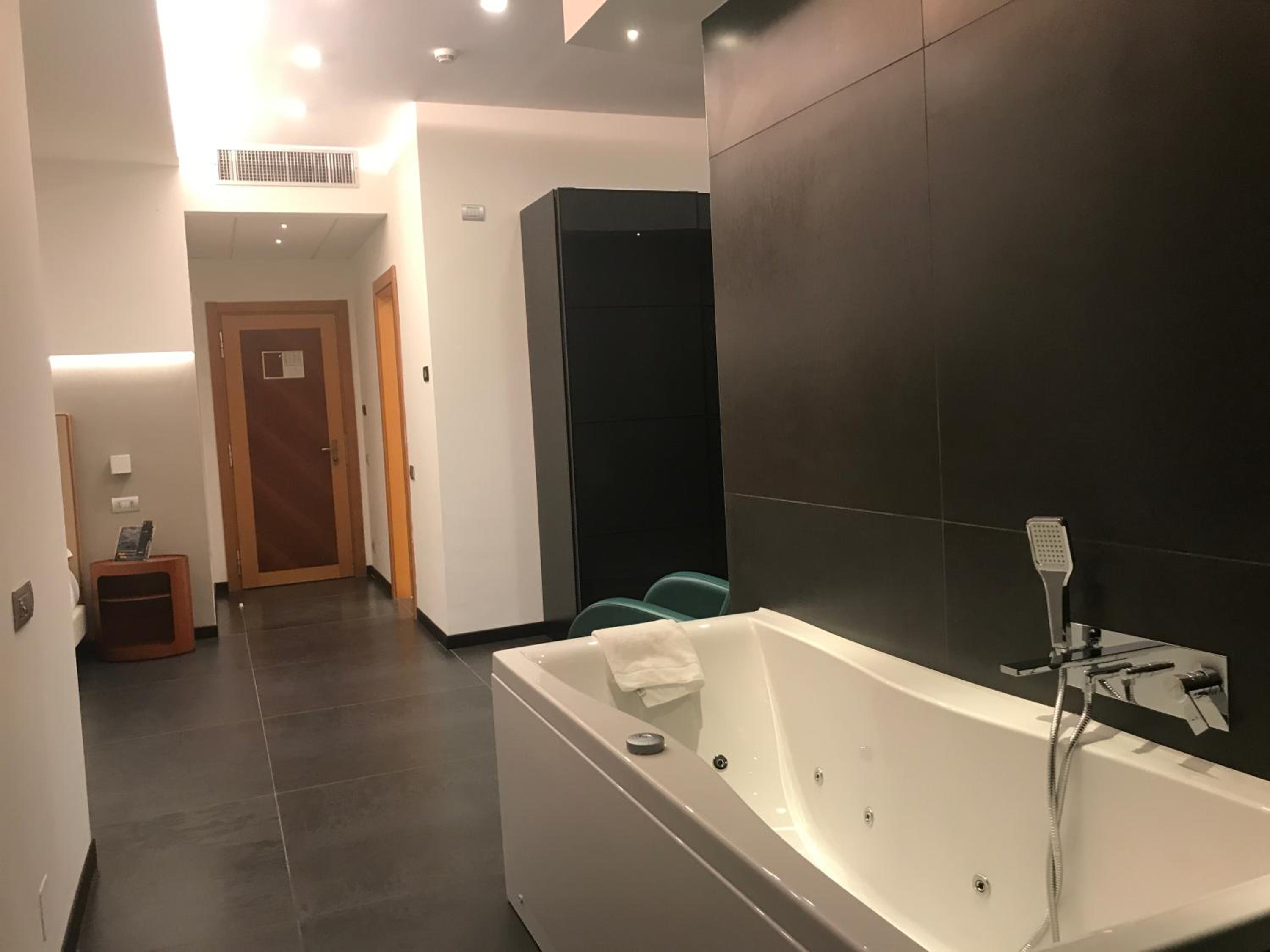 Queen Suite with Spa Bath - Photo 3