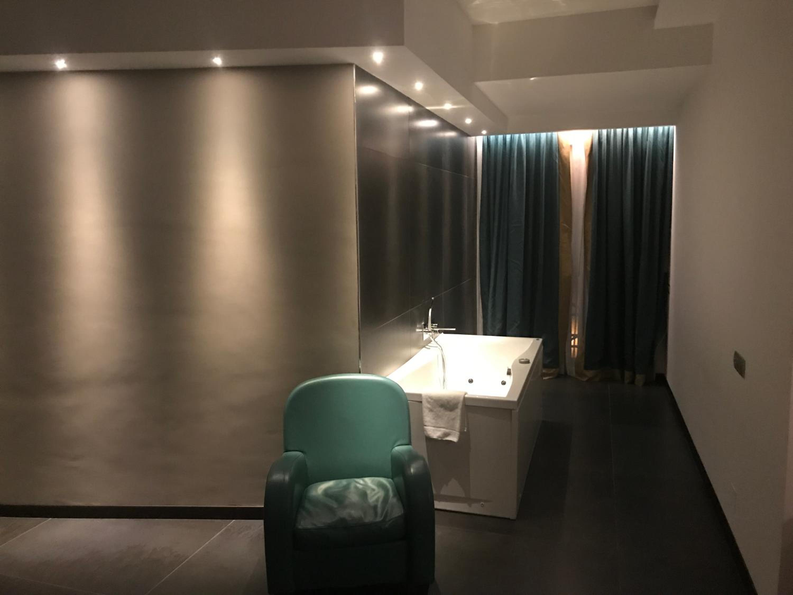 Queen Suite with Spa Bath - Photo 4