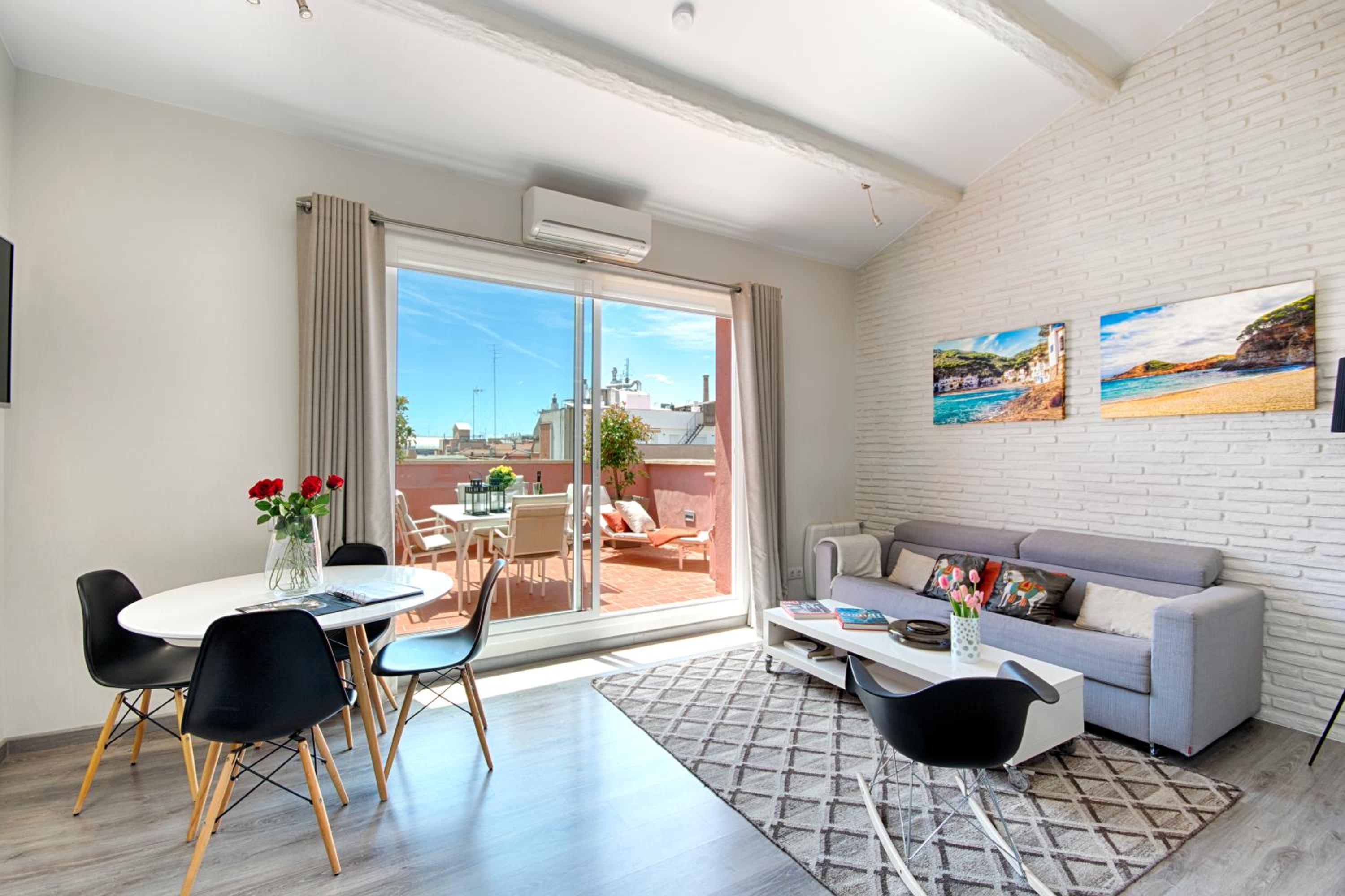 Apartamento de tres habitaciones con terraza.