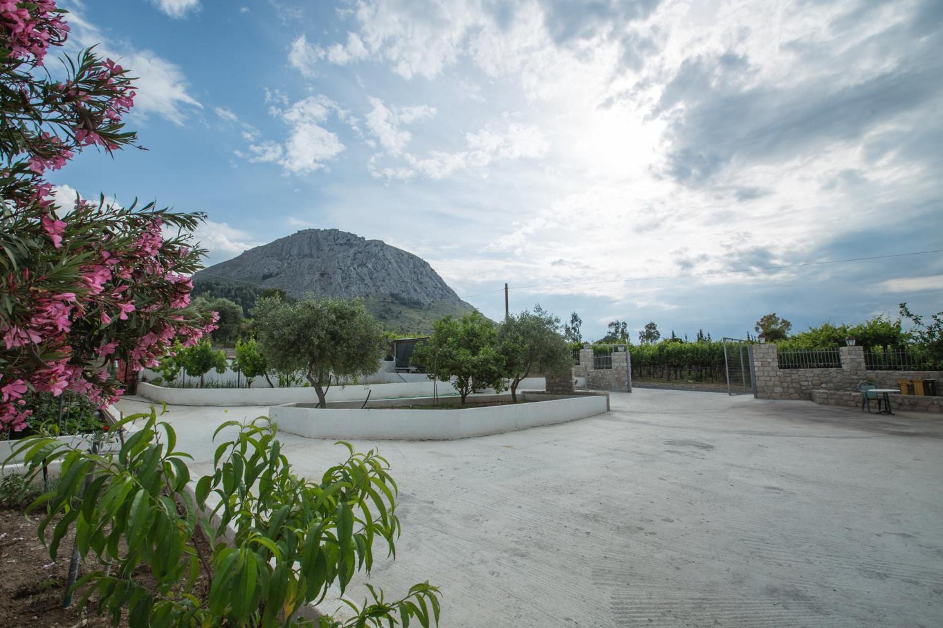 Apartment with Mountain View - Photo 3