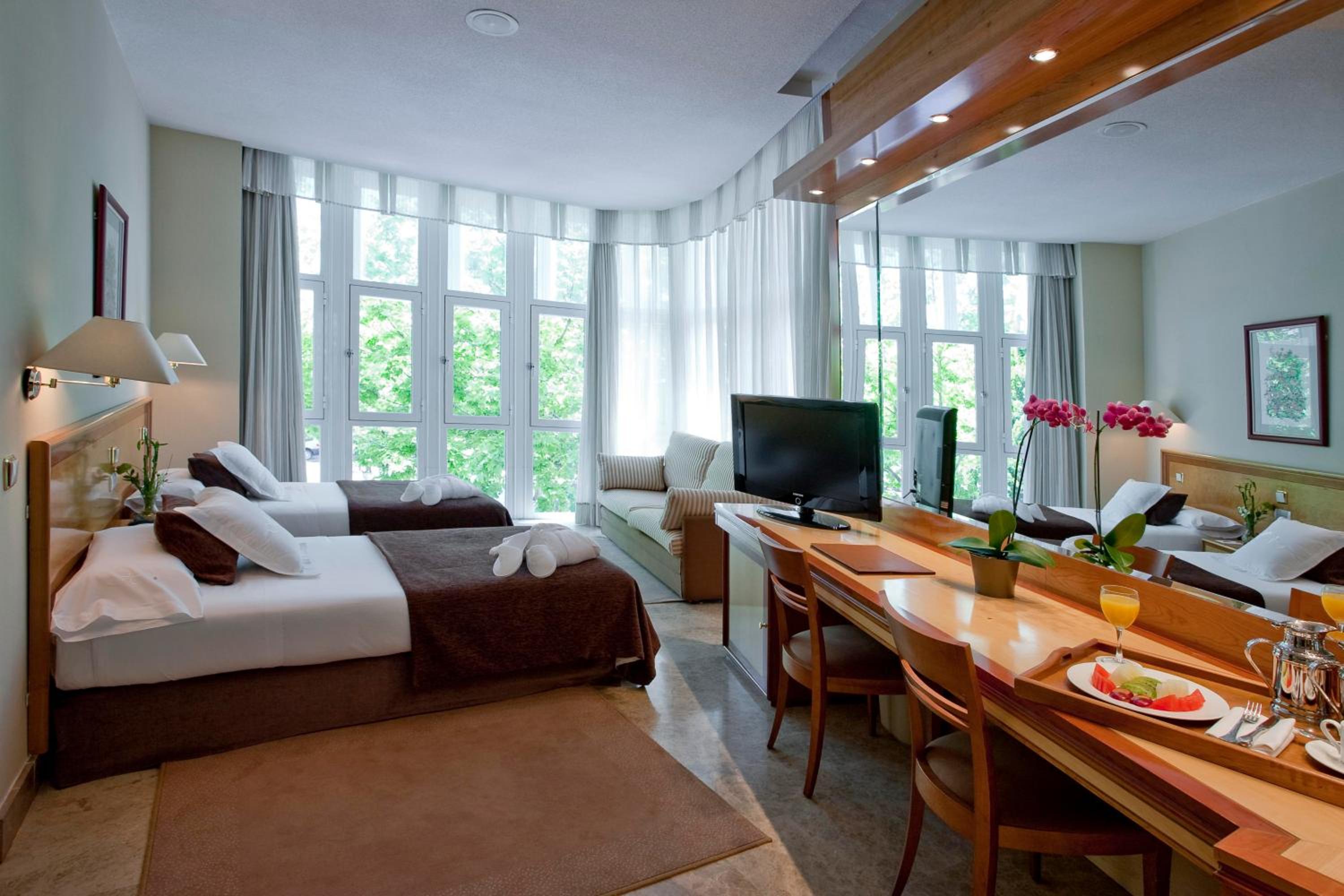 Double or Twin Room - Photo 4