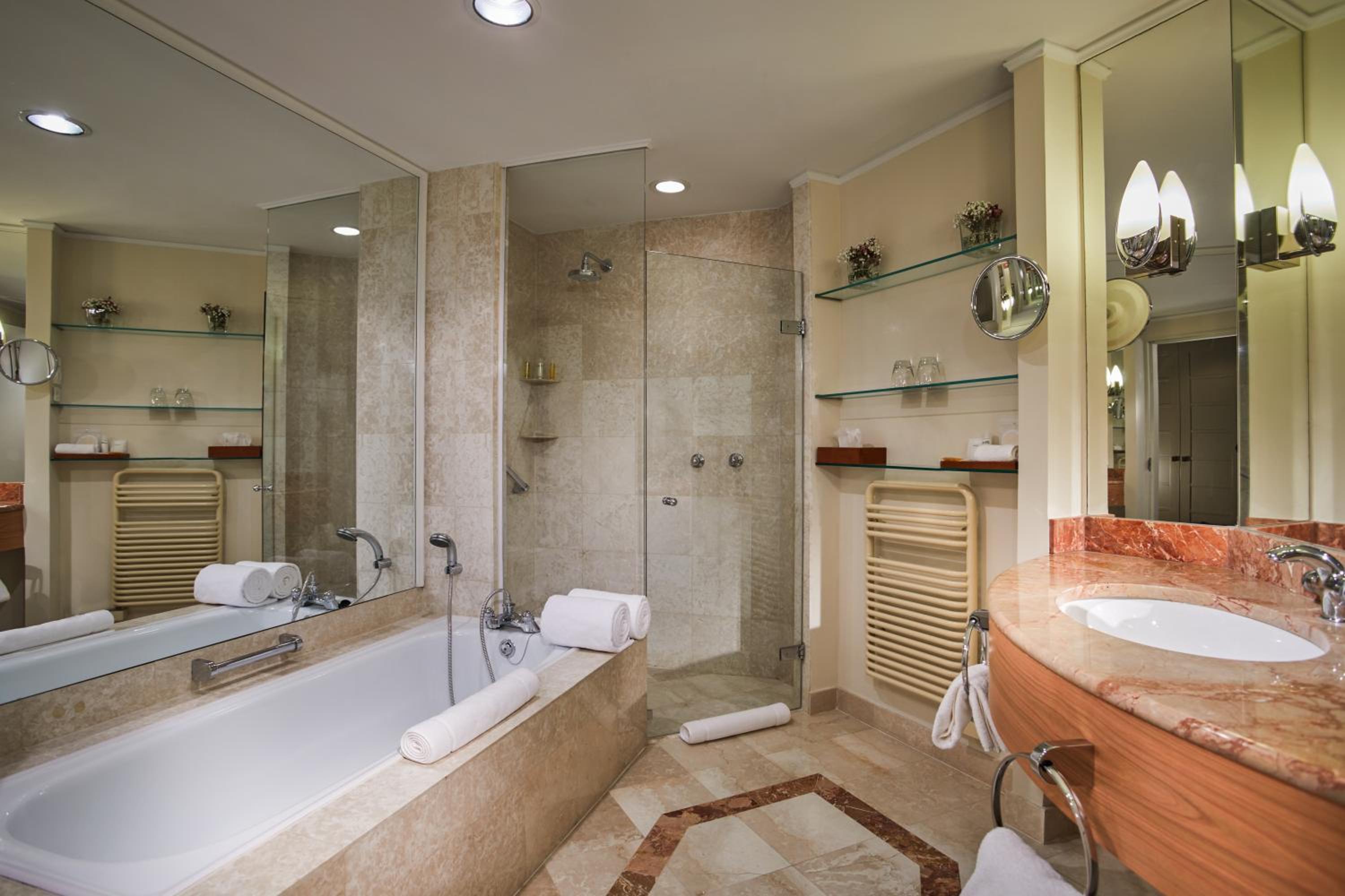Deluxe King Room - Club Access photo 3