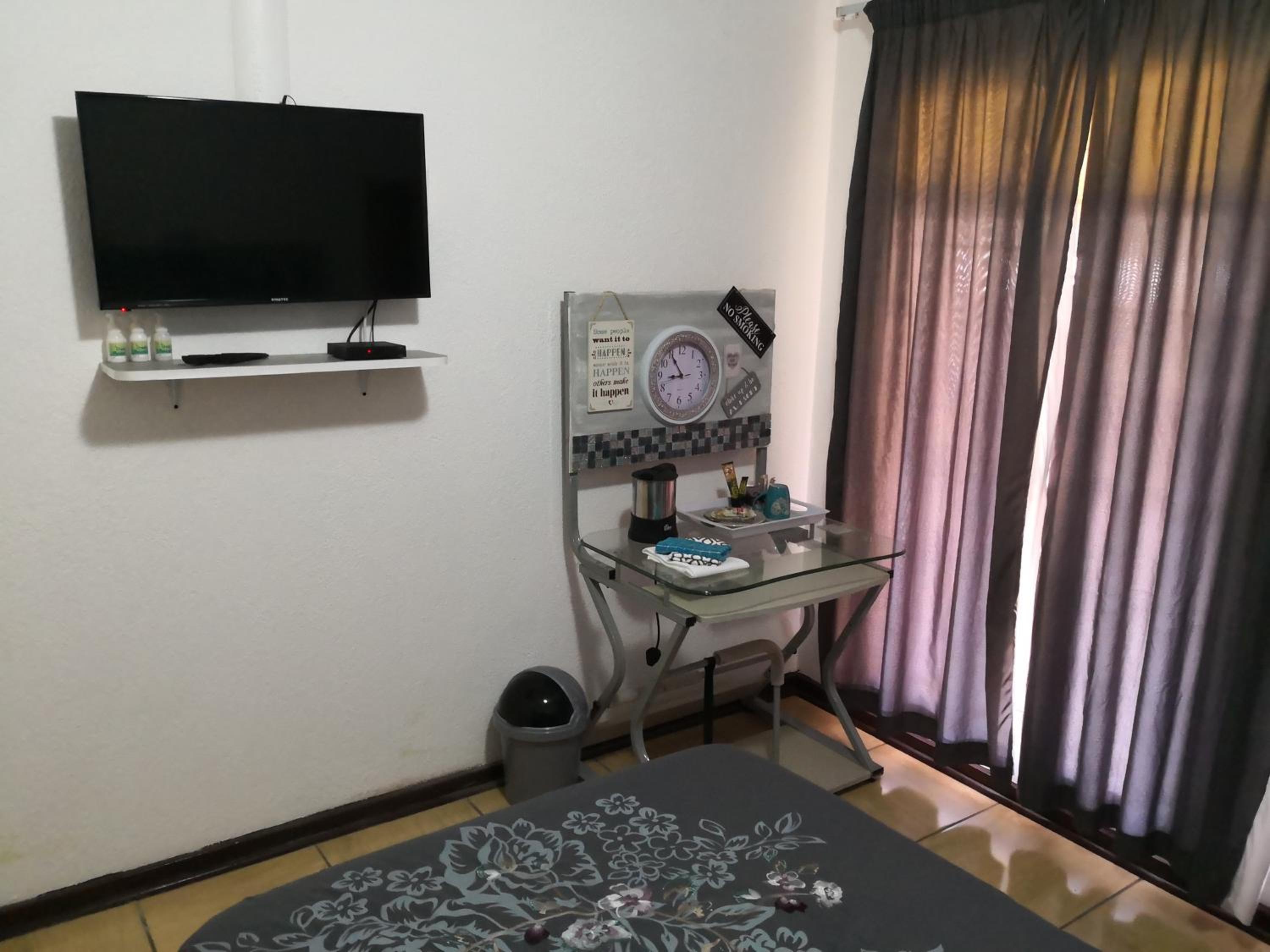Single Room with Shared Bathroom photo 2