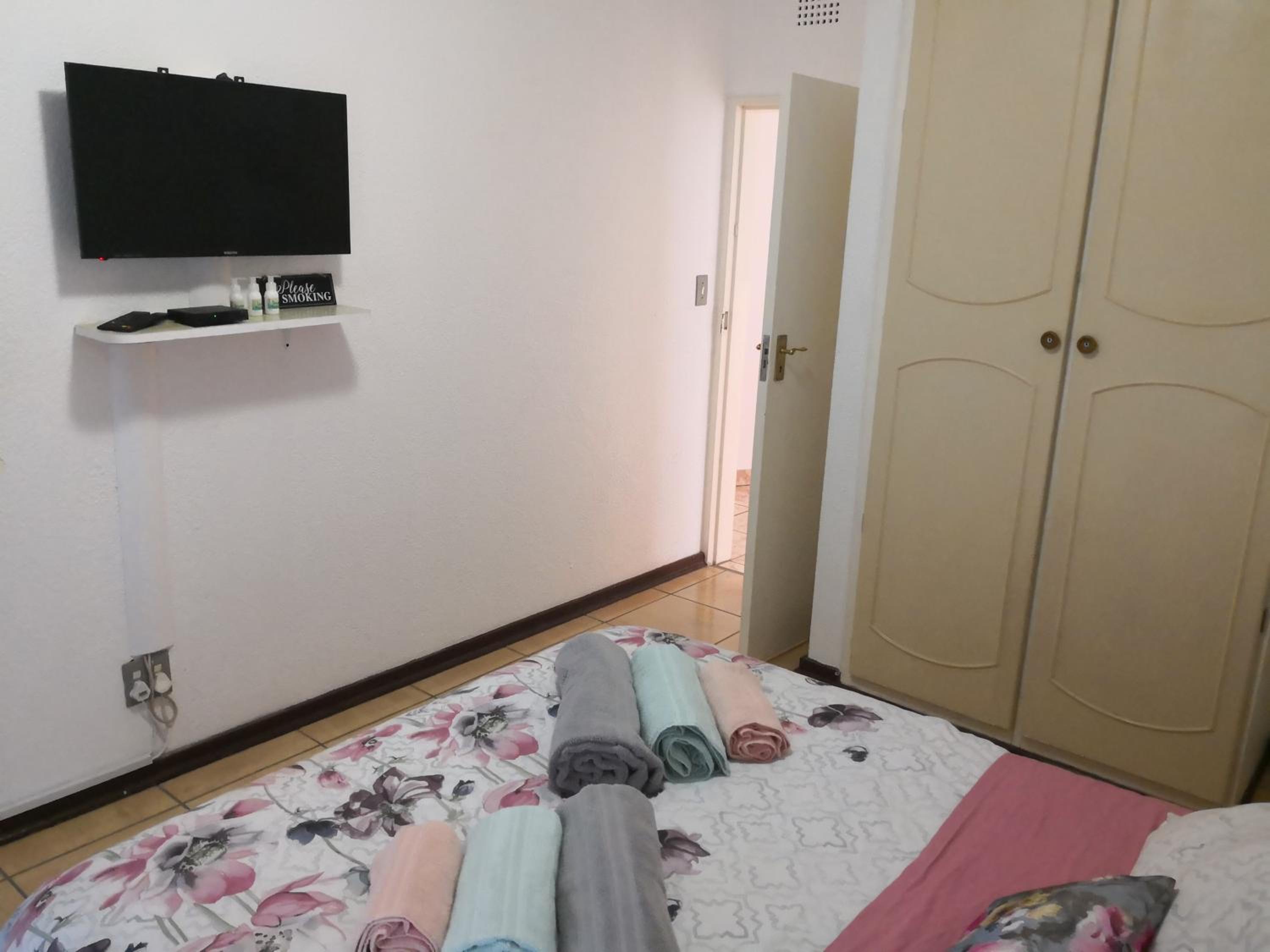 Double Room with Shared Bathroom photo 1