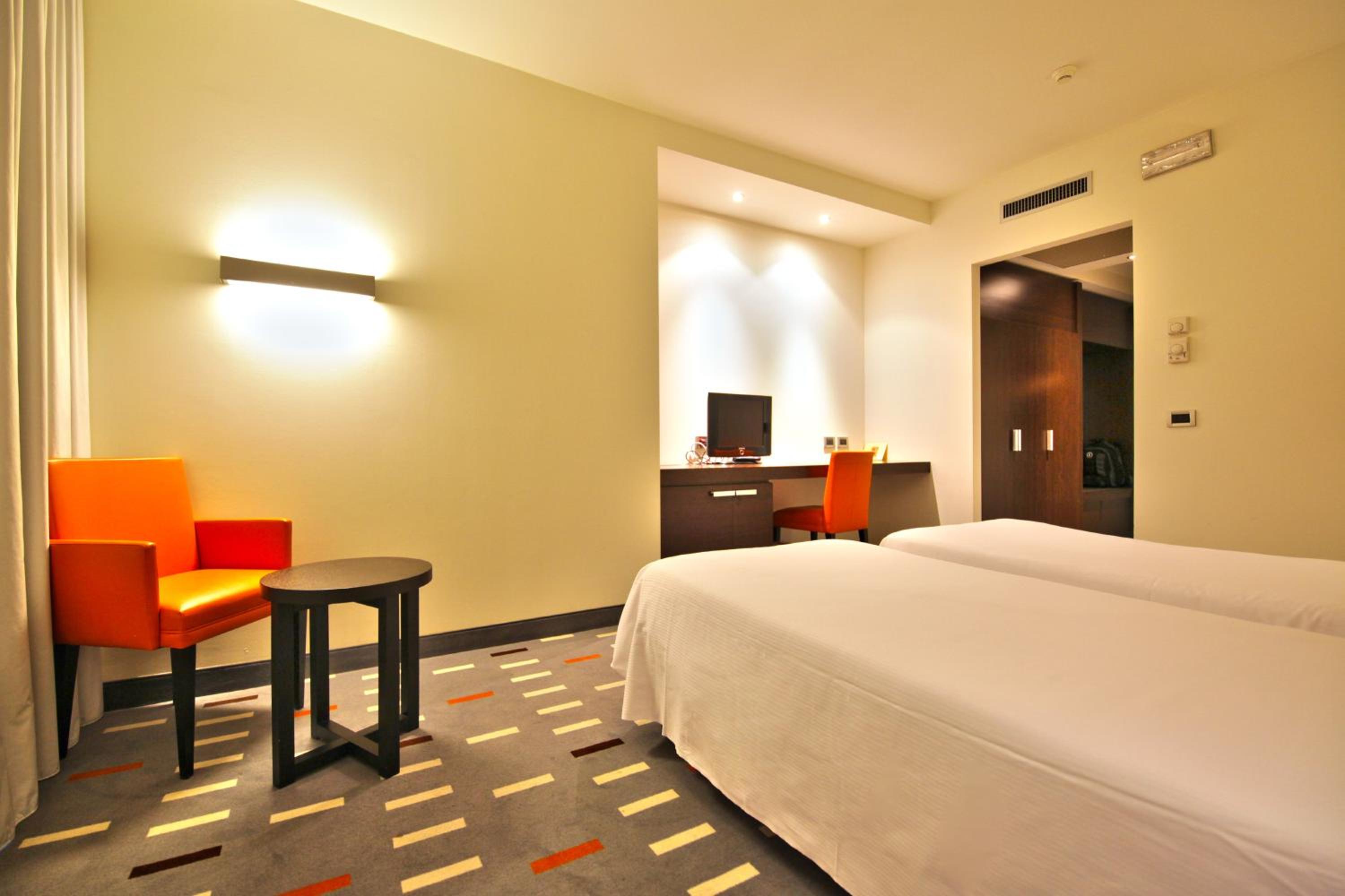 Standard Twin Room - Photo 4