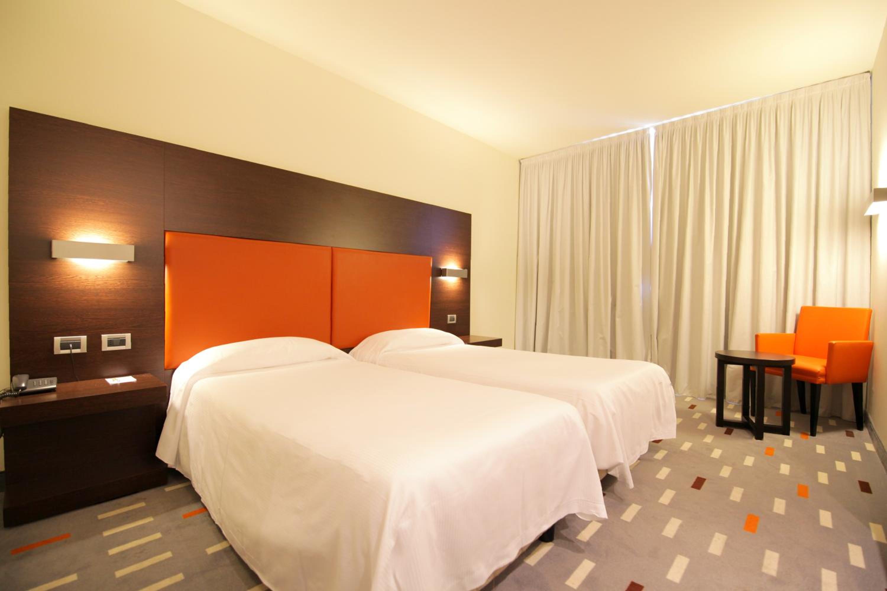 Standard Twin Room - Photo 1