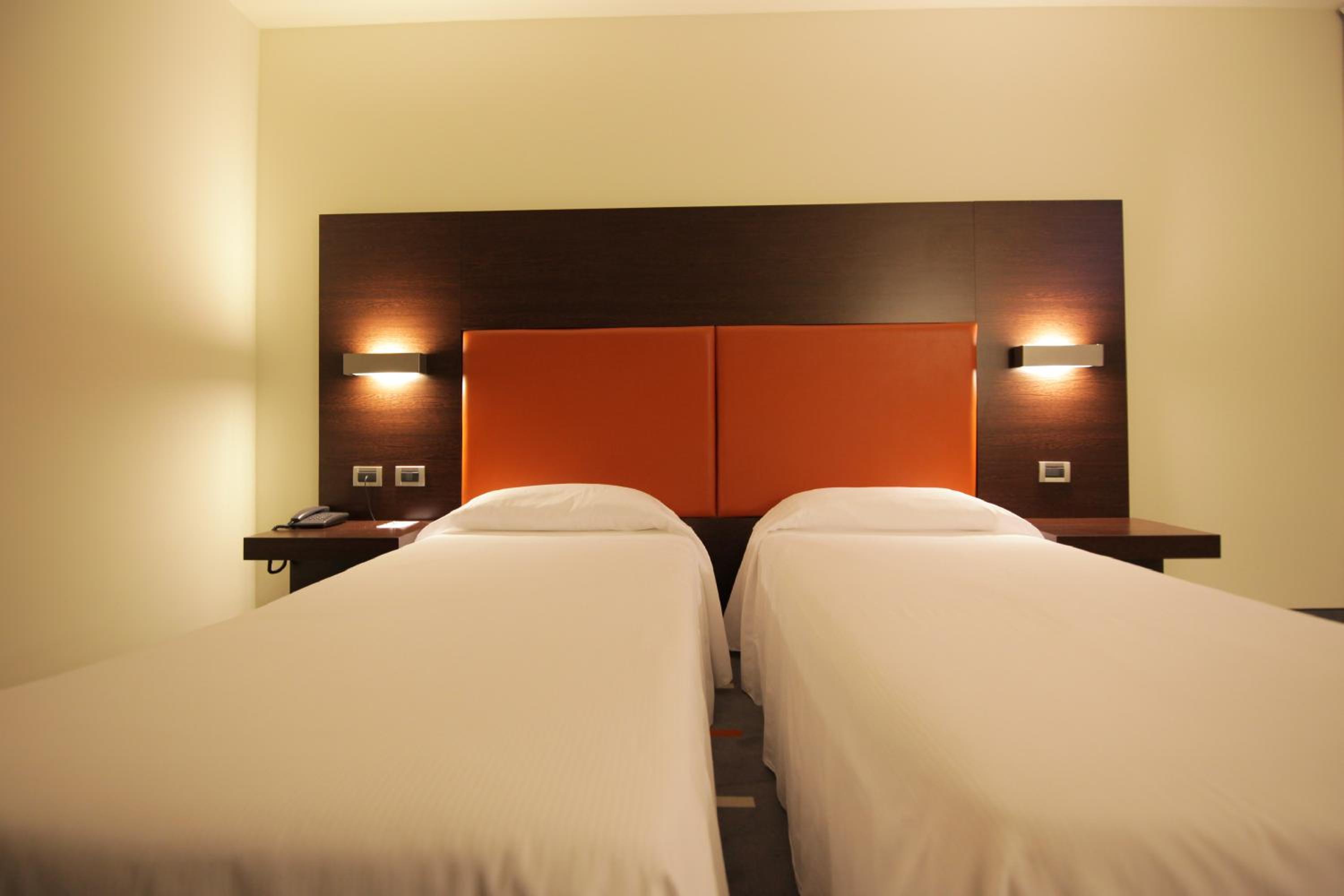 Standard Twin Room - Photo 3