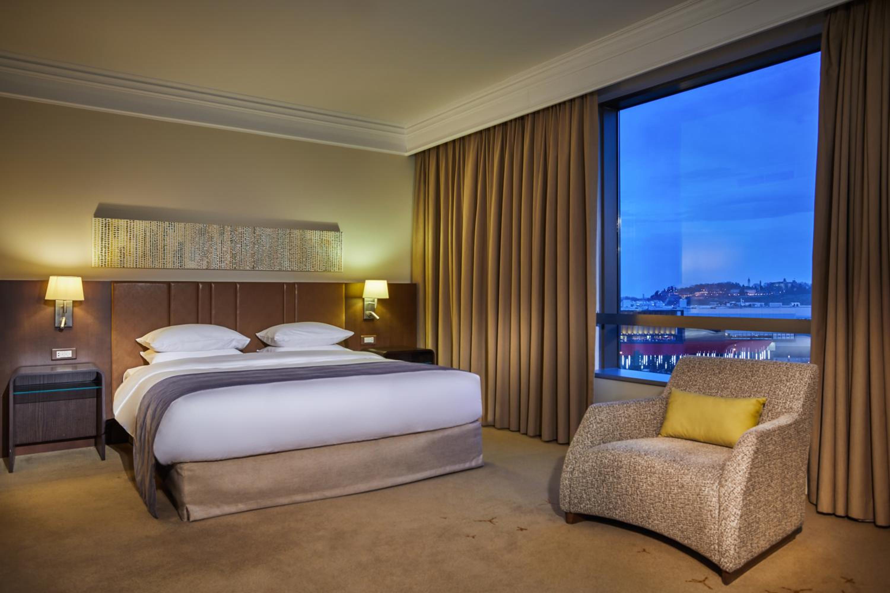Deluxe King Room photo 3