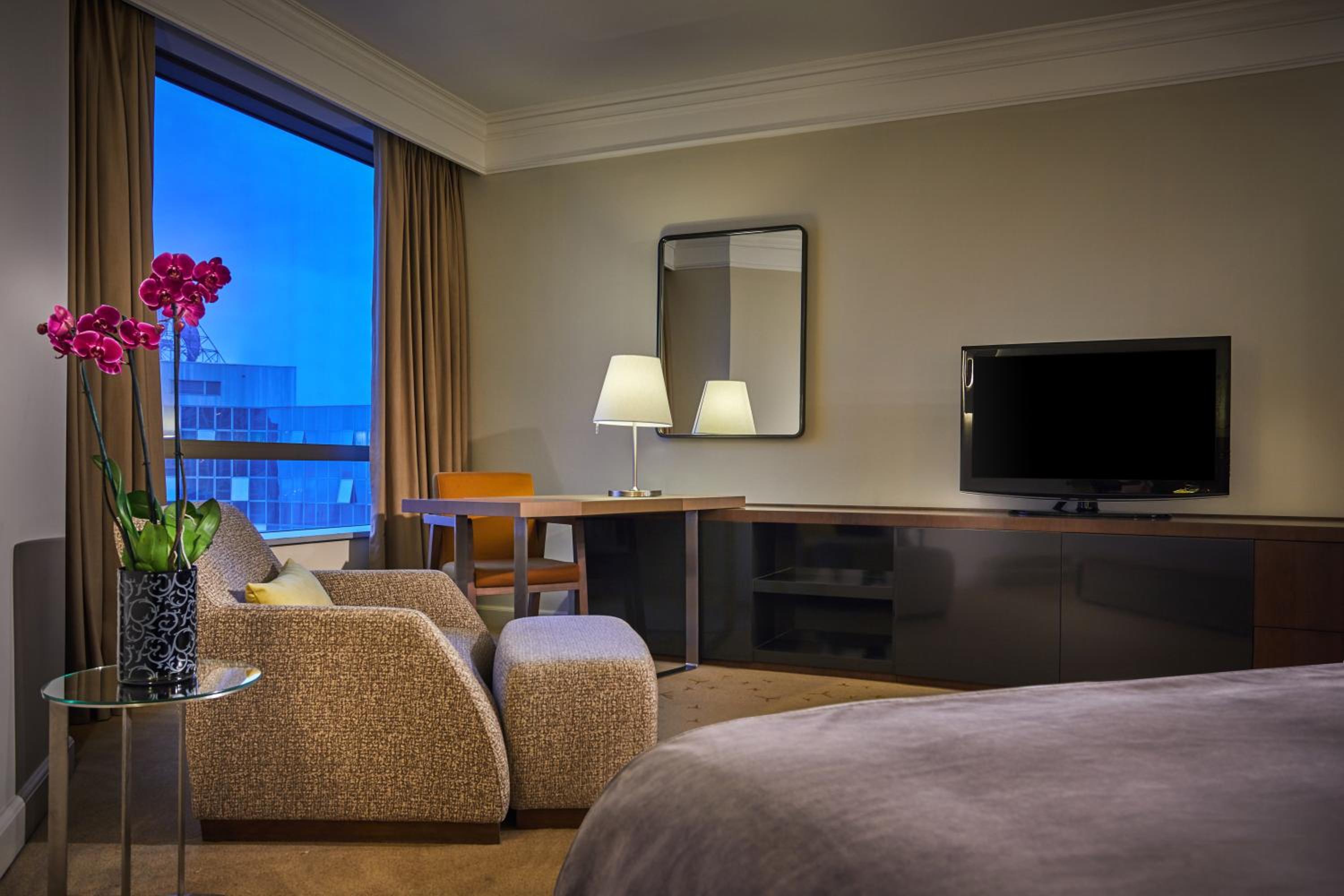 Deluxe King Room - Club Access photo 2