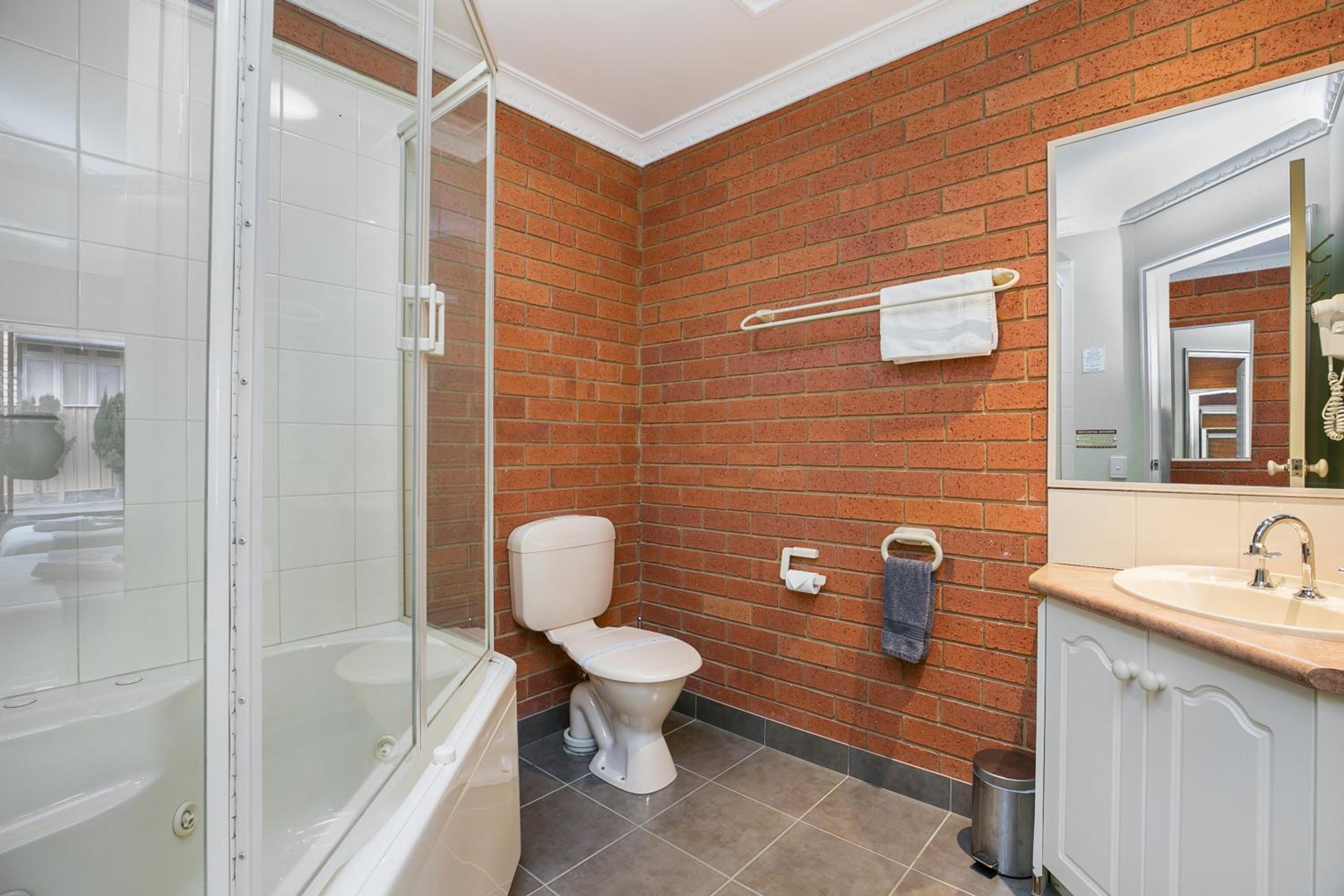Twin Room with Bath photo 2