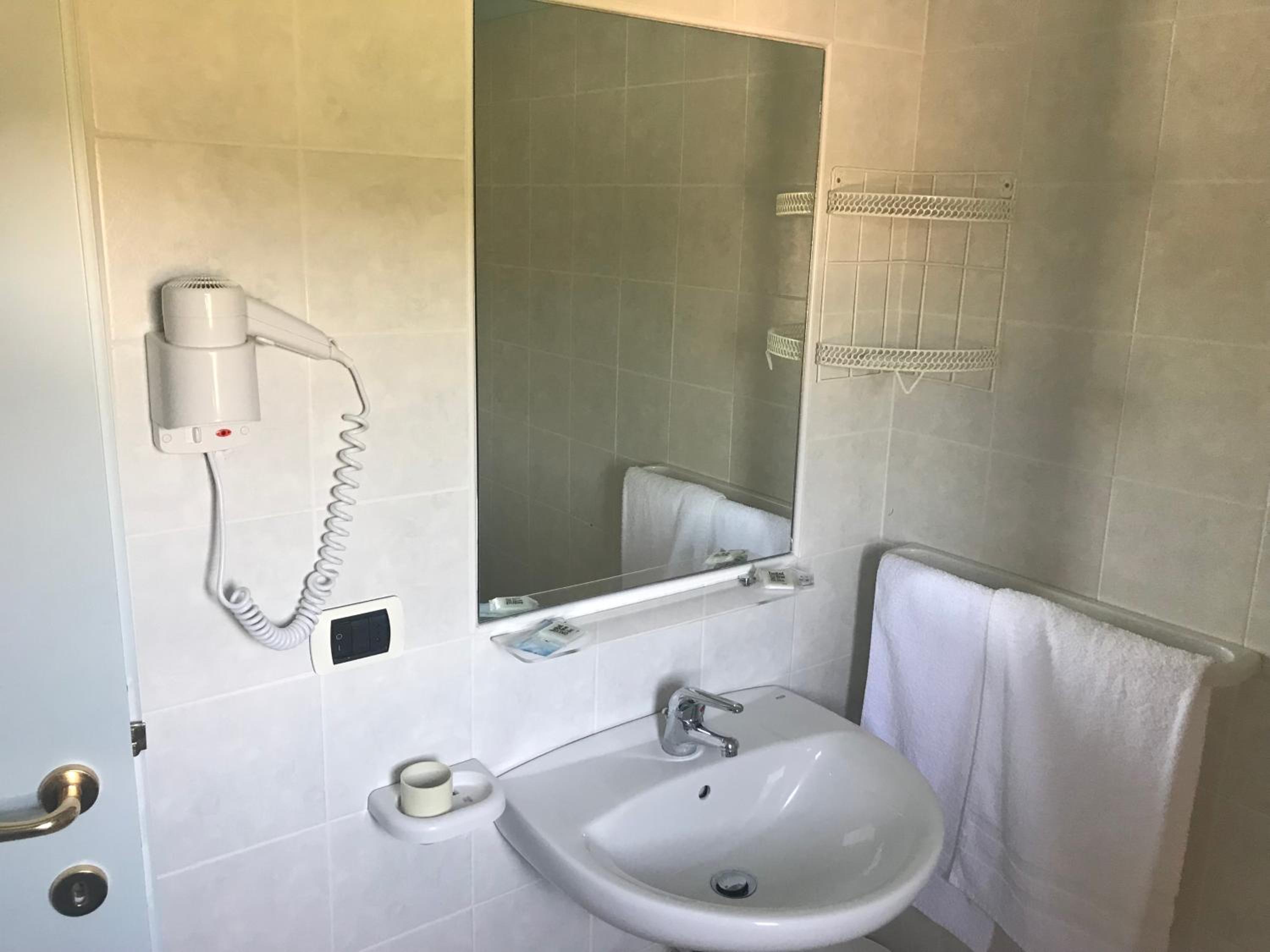 Double Room with Balcony - Photo 8