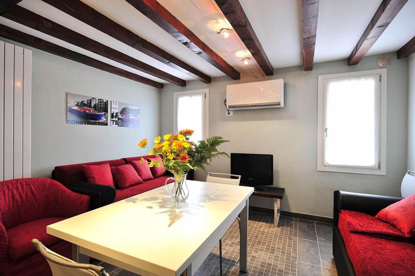 Two-Bedroom Apartment - Split Level photo 2