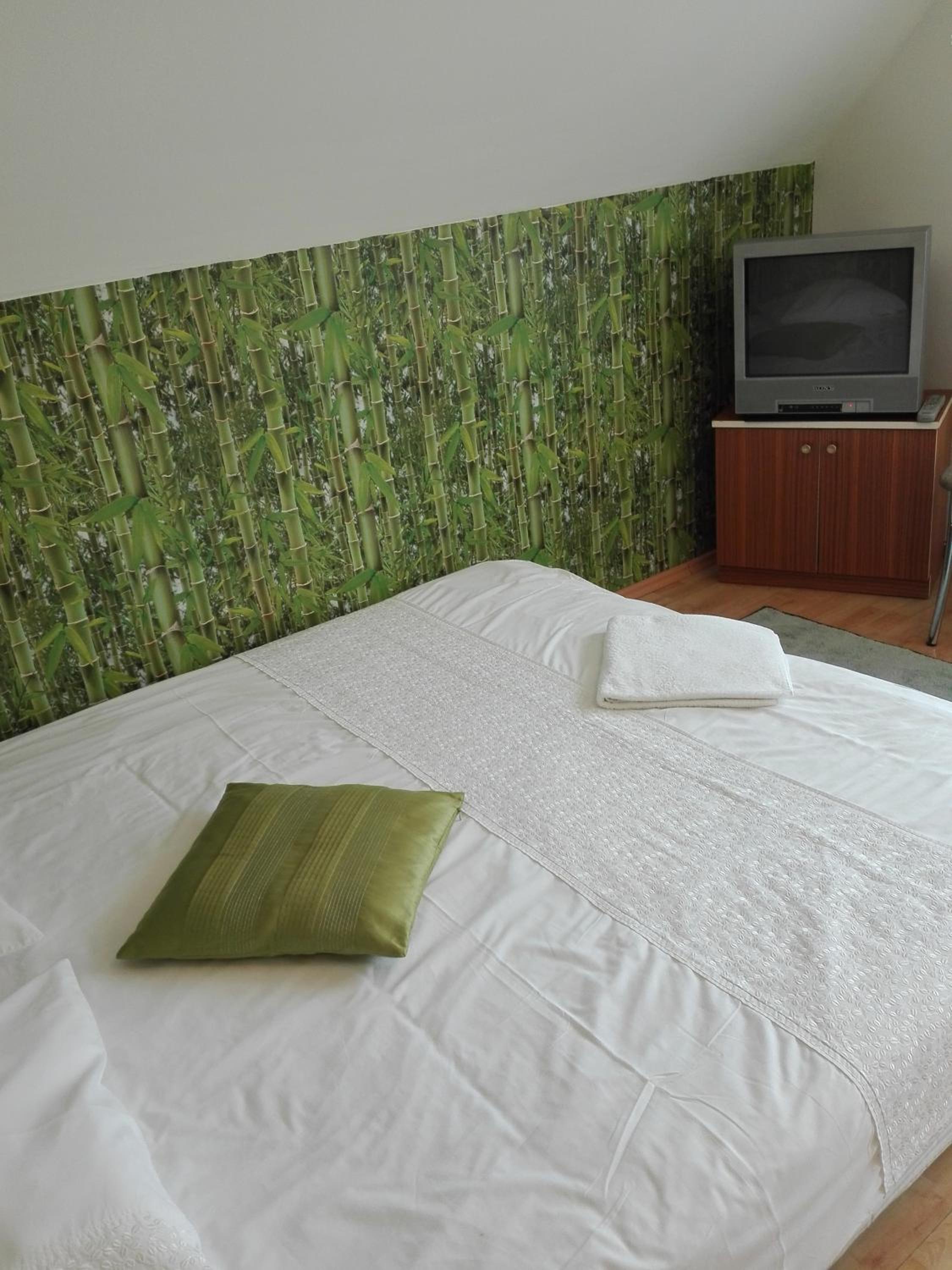 Budget Double Room - Photo 12