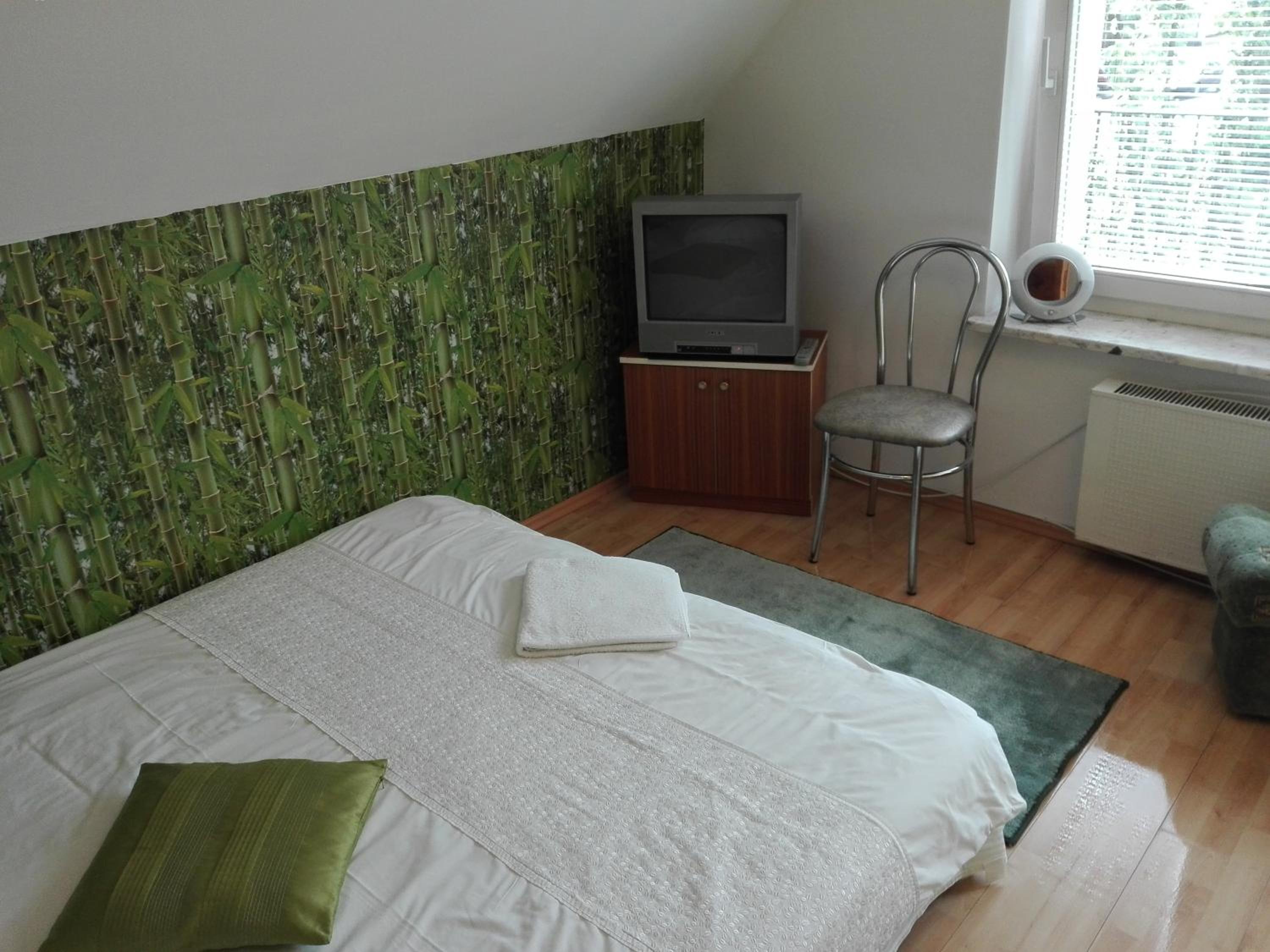 Budget Double Room - Photo 14