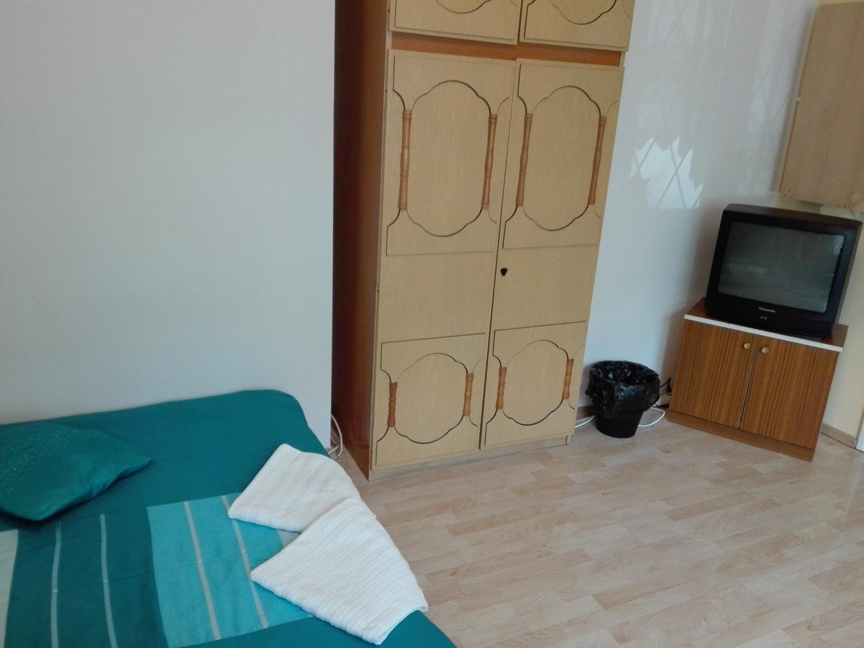 Queen Room with Two Queen Beds - Photo 4