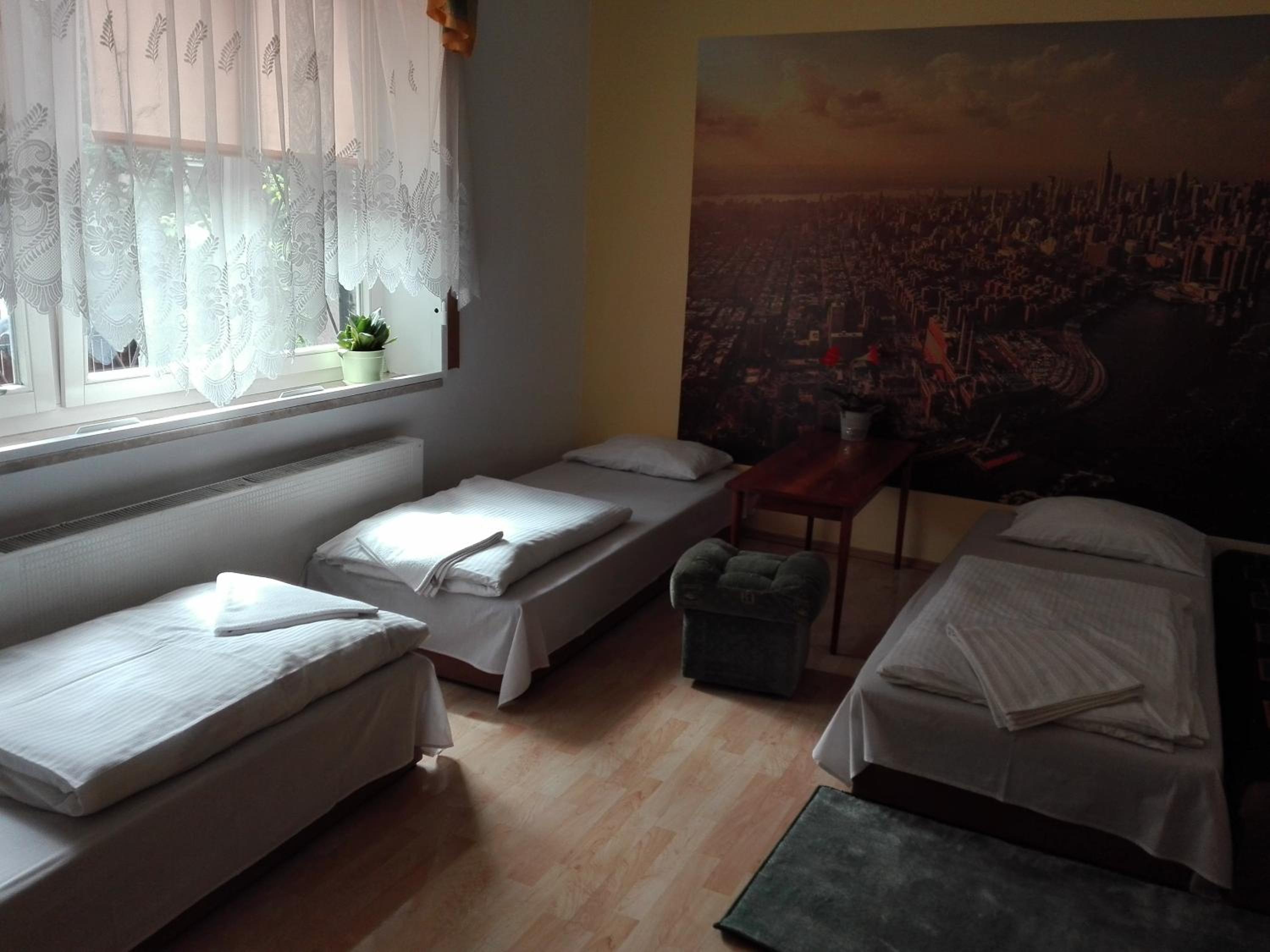 Queen Room with Two Queen Beds - Photo 8